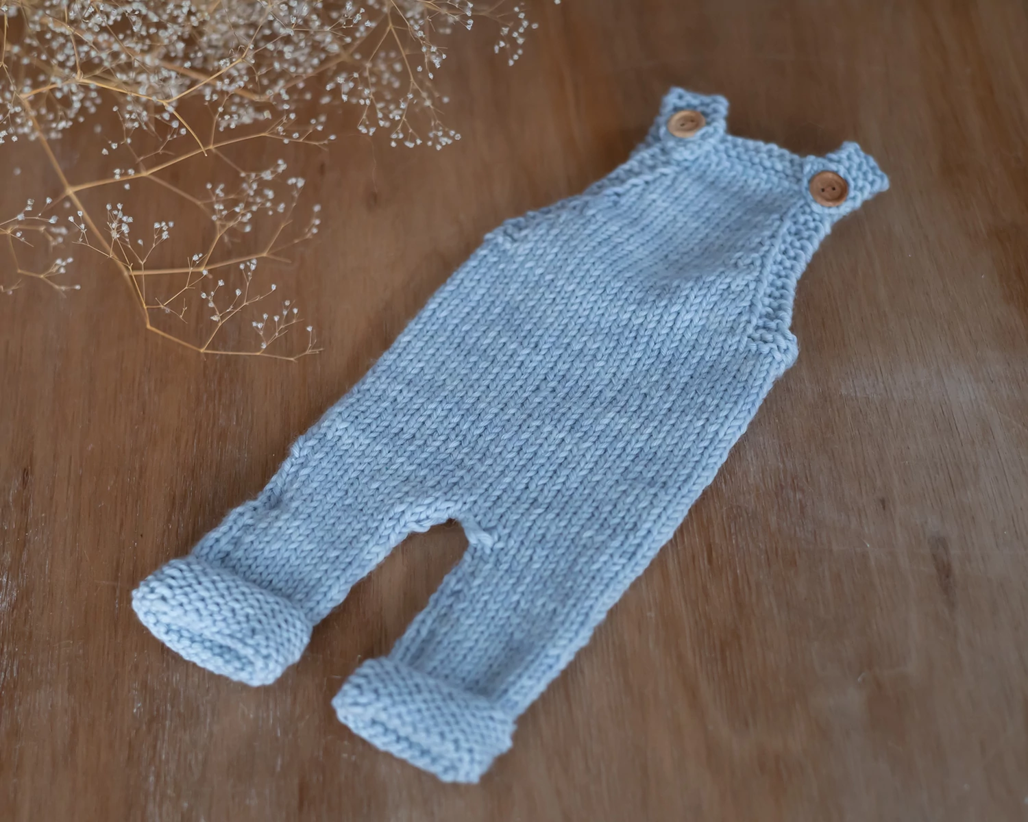 Kék kézzel kötött kantáros nadrág - újszülött fotózáshoz