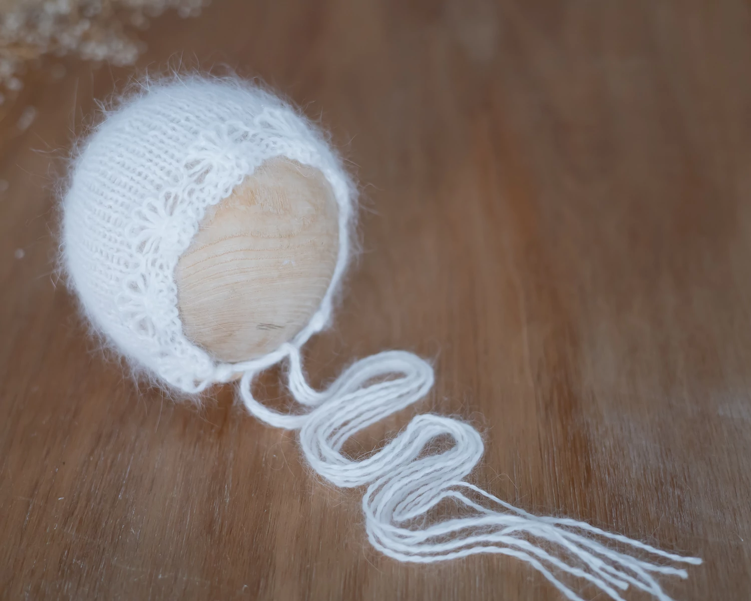 Fehér angóra bonnet csipke virágmintával - újszülött fotós kellék