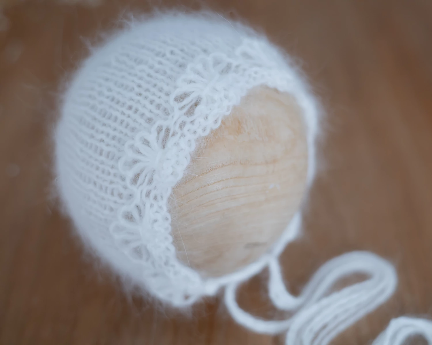 Fehér angóra bonnet csipke virágmintával - újszülött fotós kellék
