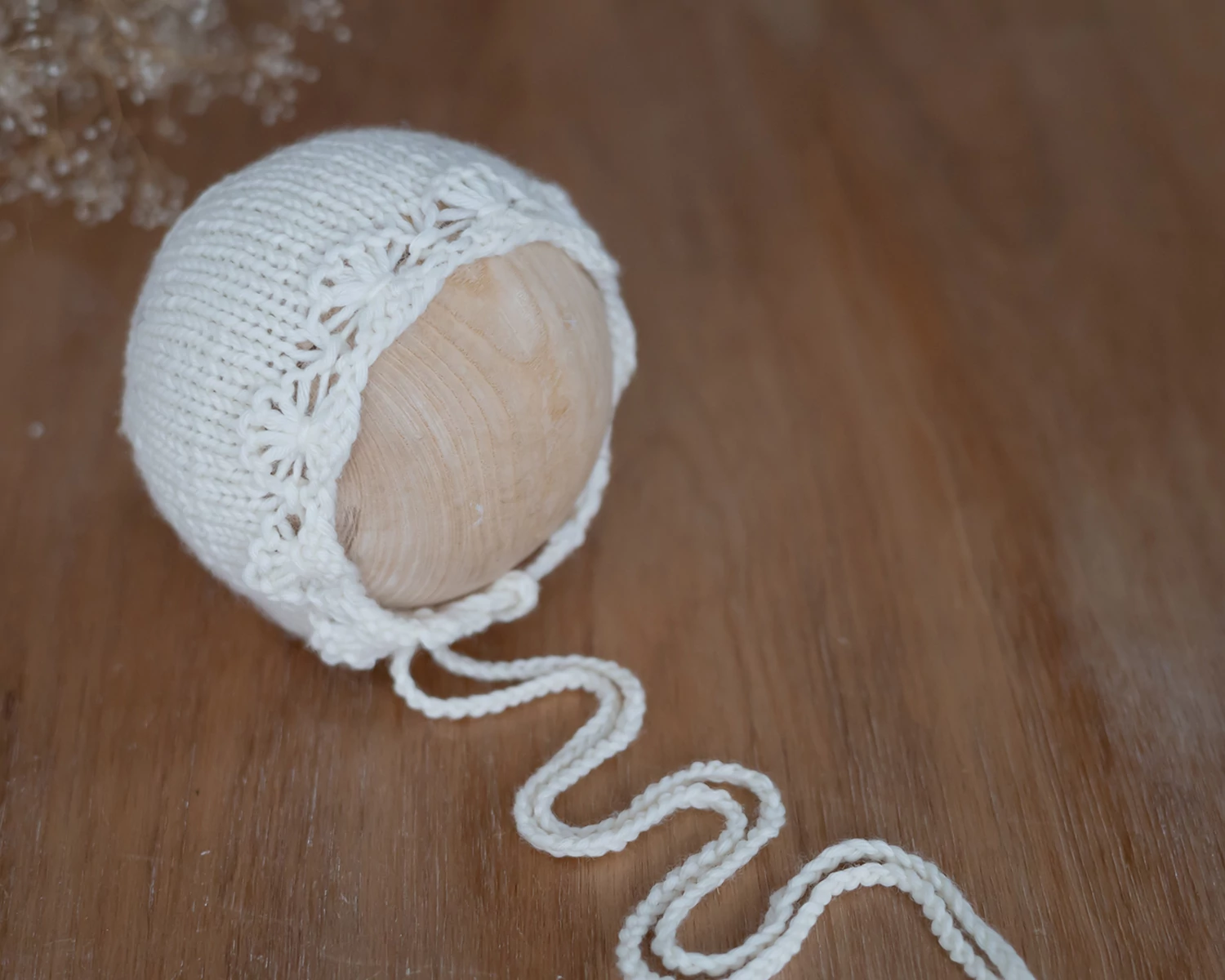 Elefántcsont újszülött bonnet virágmintával