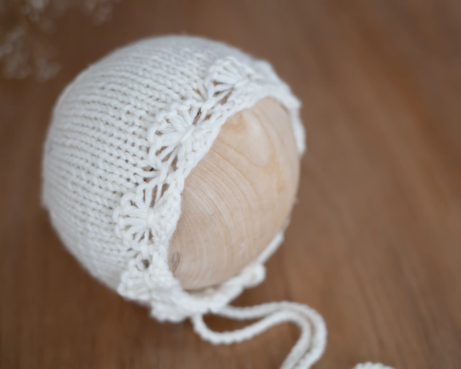 Elefántcsont újszülött bonnet virágmintával