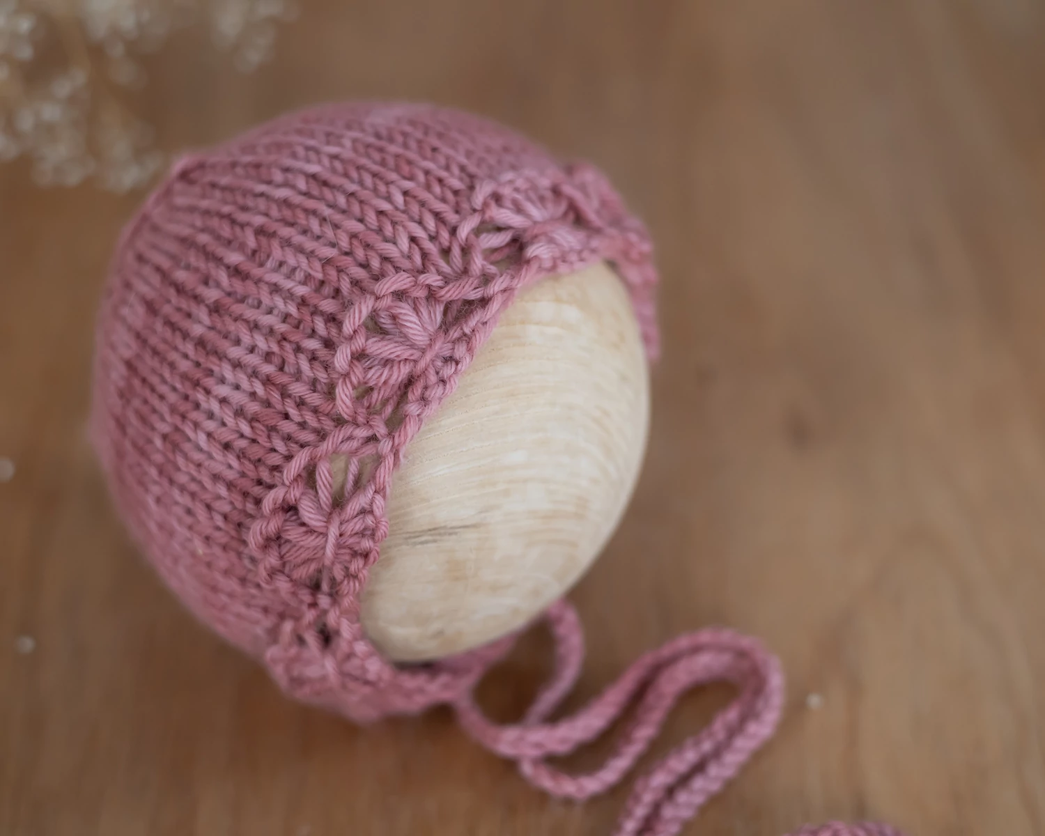 Licsi újszülött bonnet virágmintával