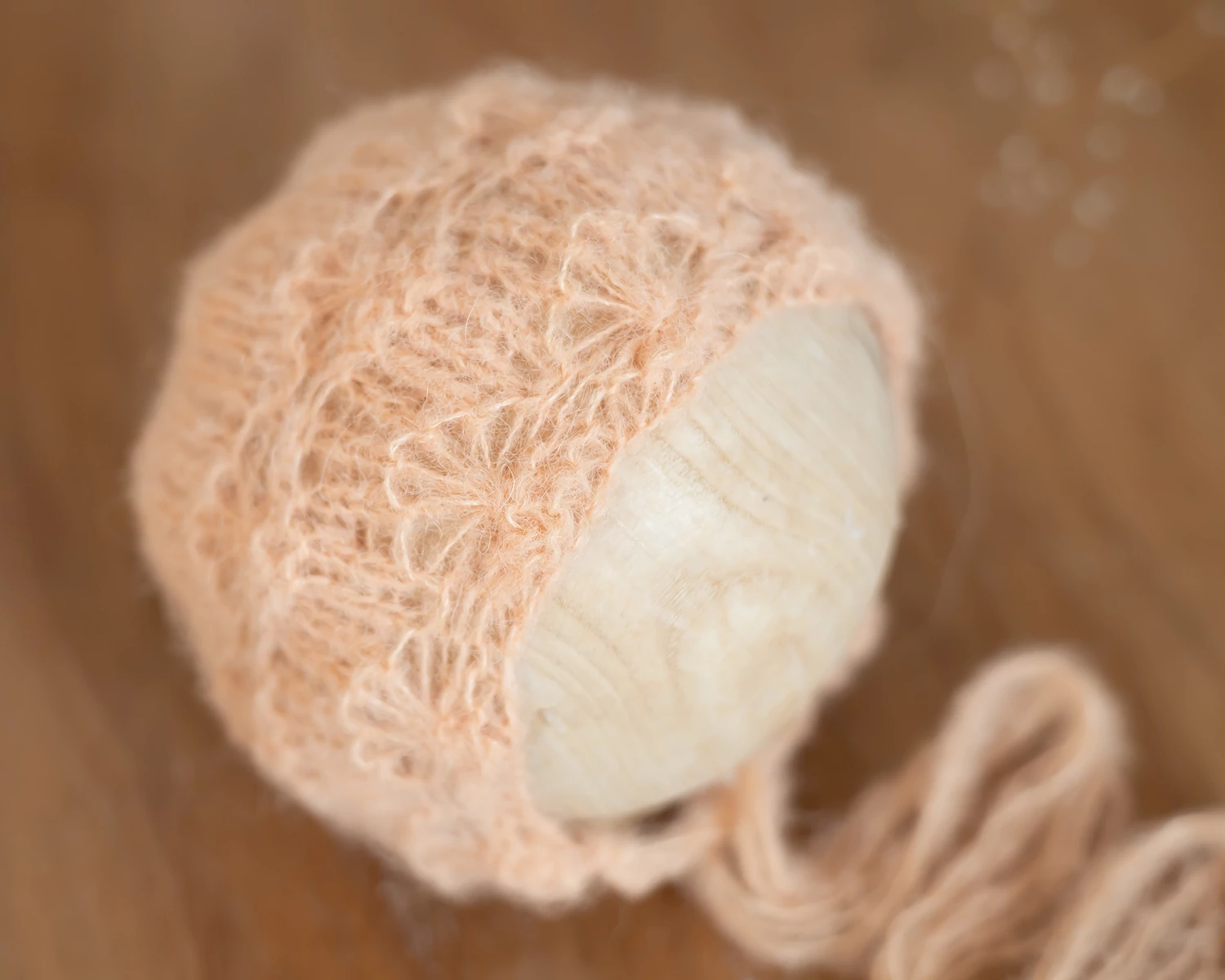 Barack, mohair újszülött bonnet csipkeszegéllyel