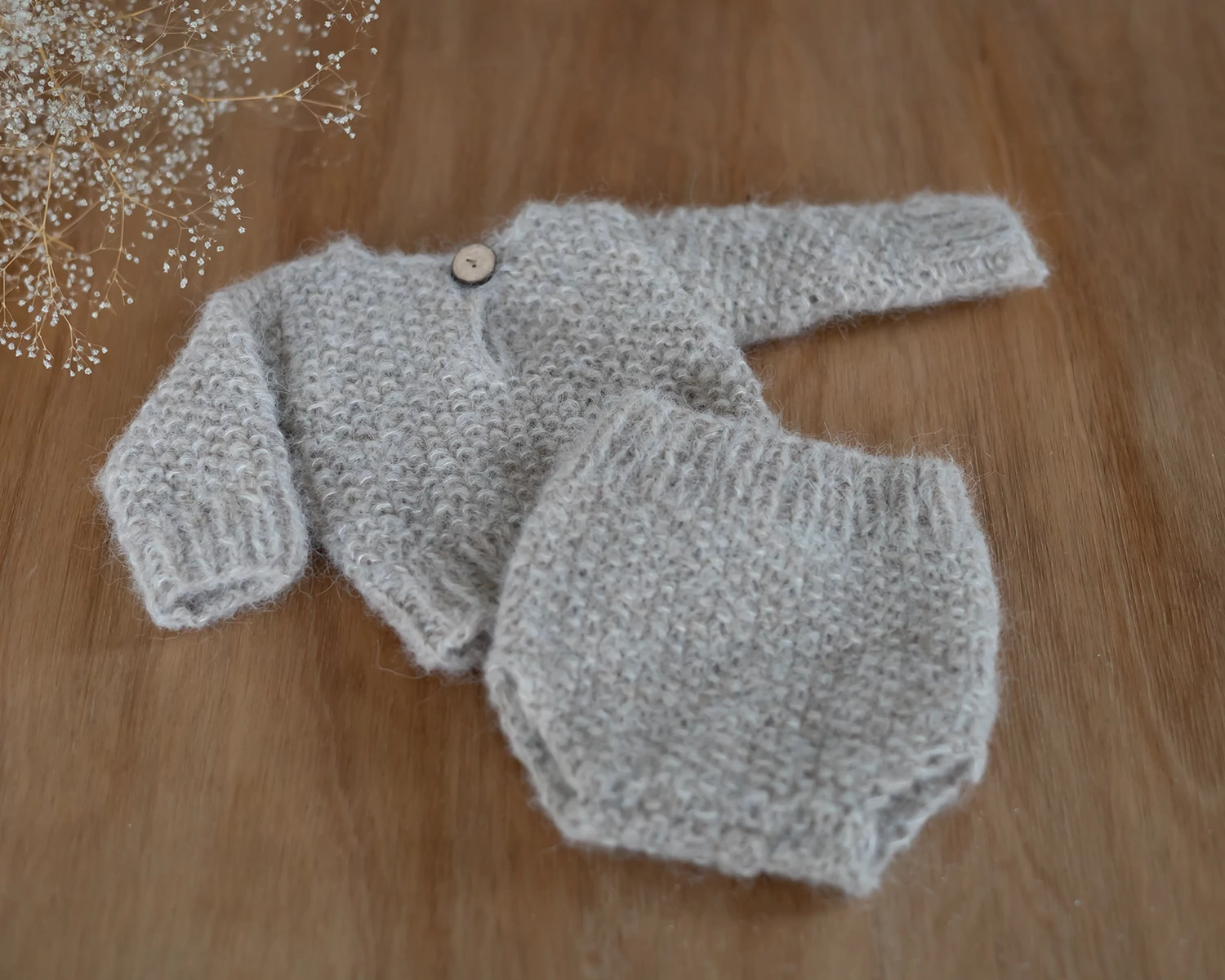 RENDELHETŐ Világos bézs, mohair, kézzel kötött  pulóver és pelenkatakaró szett