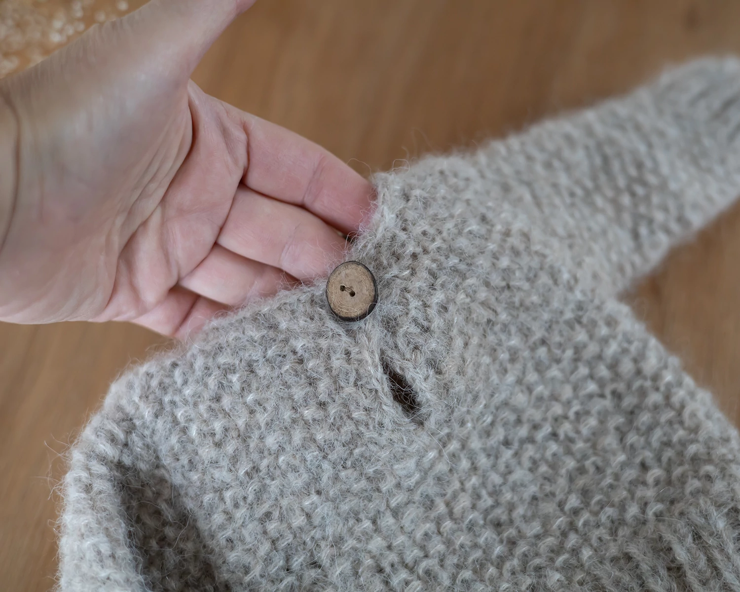 RENDELHETŐ Világos bézs, mohair, kézzel kötött  pulóver