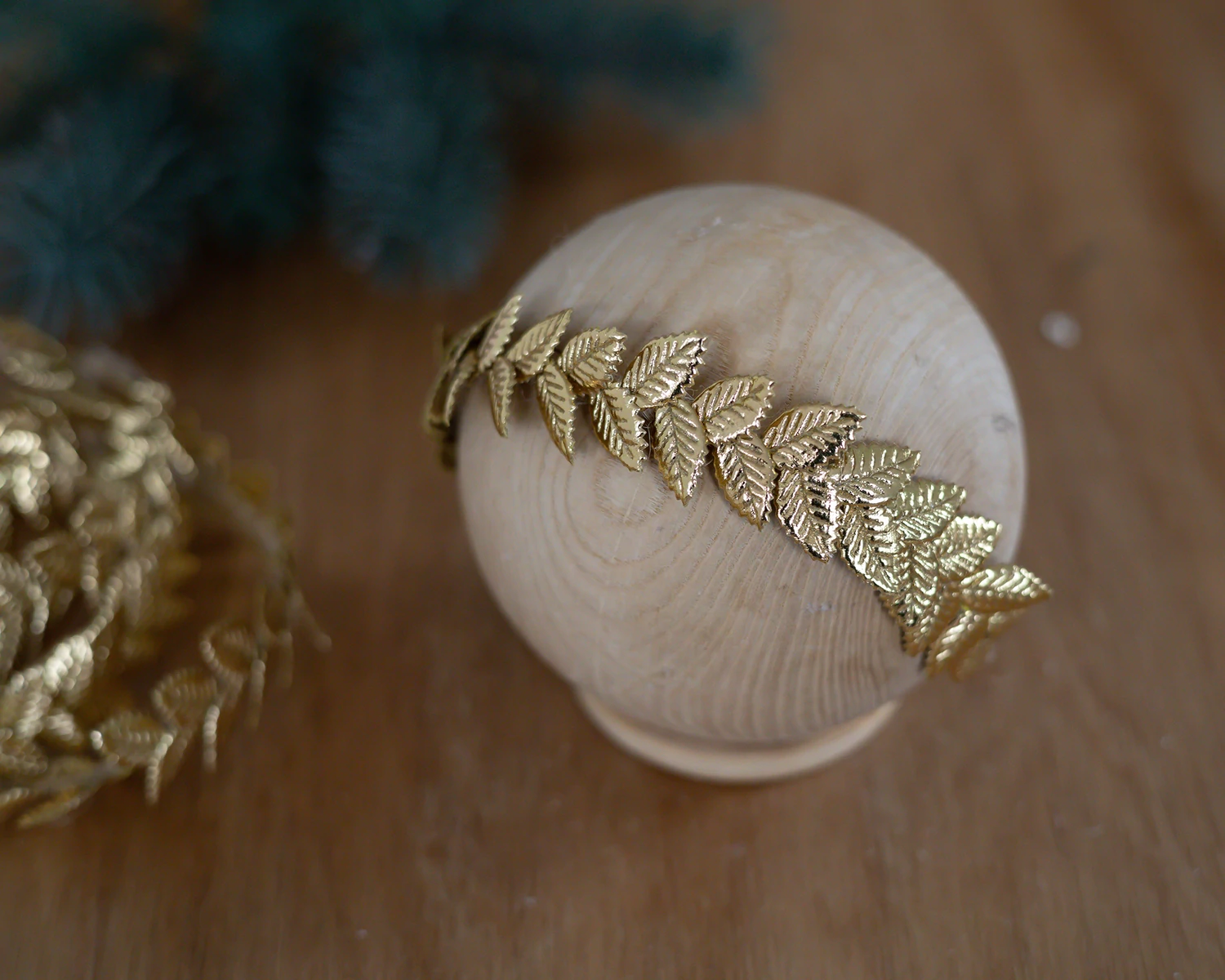 Arany színű újszülött leveles babérkoszorú fejpánt