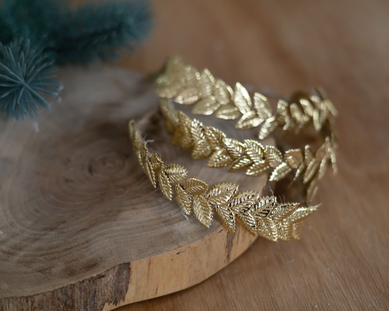 Arany színű újszülött leveles babérkoszorú fejpánt