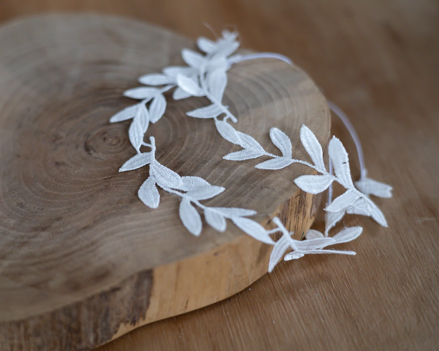 Fehér, babérkoszorú, leveles újszülött fejpánt fotózáshoz