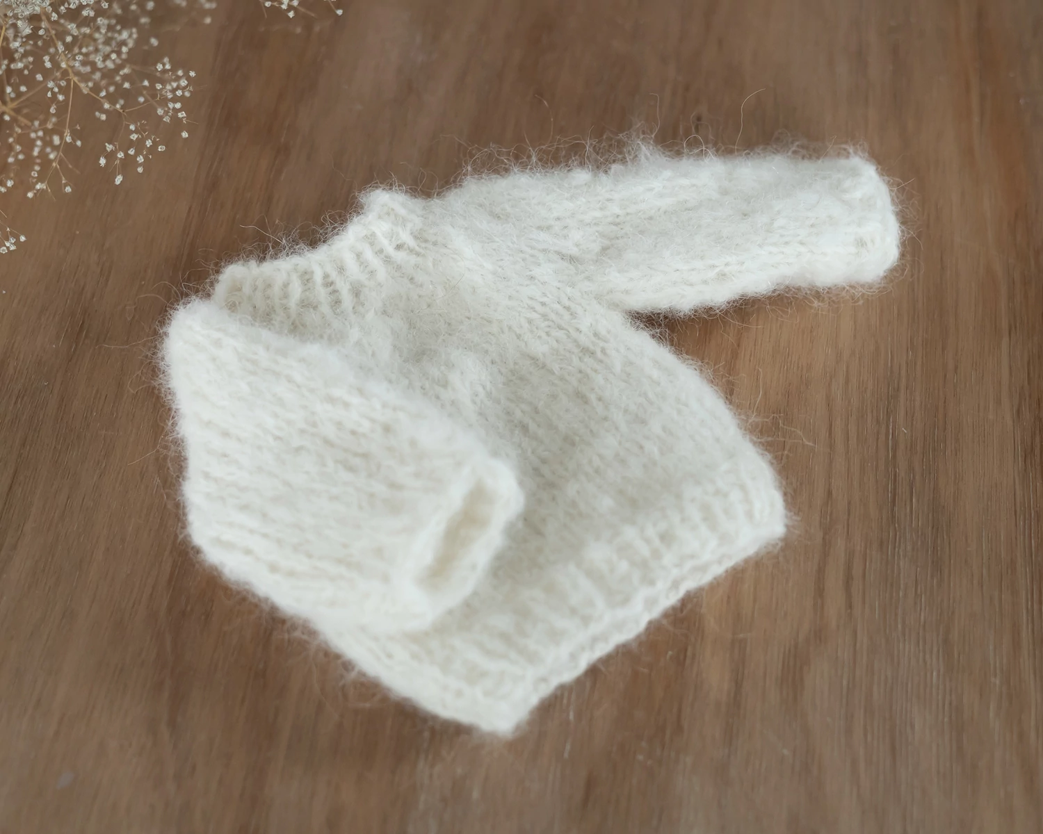 RENDELHETŐ Törtfehér, mohair, kézzel kötött újszülött pulóver