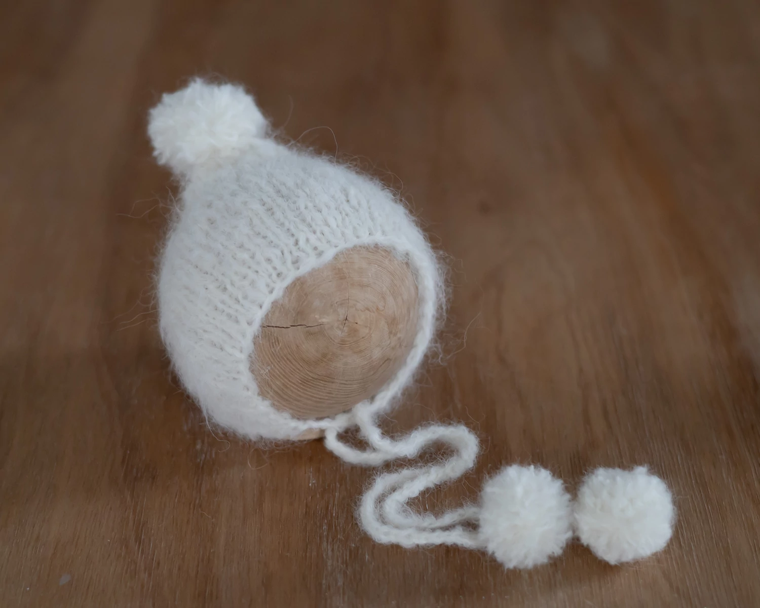RENDELHETŐ Törtfehér, pom-pom  bojtos újszülött bonnet