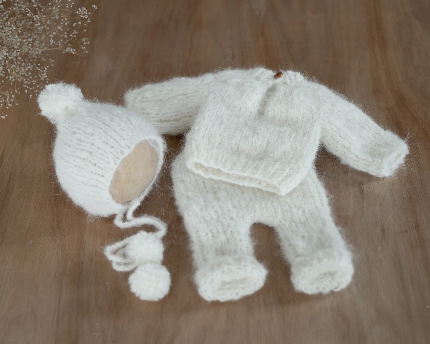 Törtfehér, mohair, kézzel kötött sapka + pulóver + nadrág szett