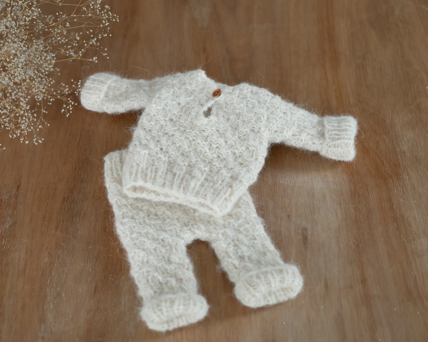 Törtfehér, mohair, kézzel kötött kockás pulóver és nadrág szett