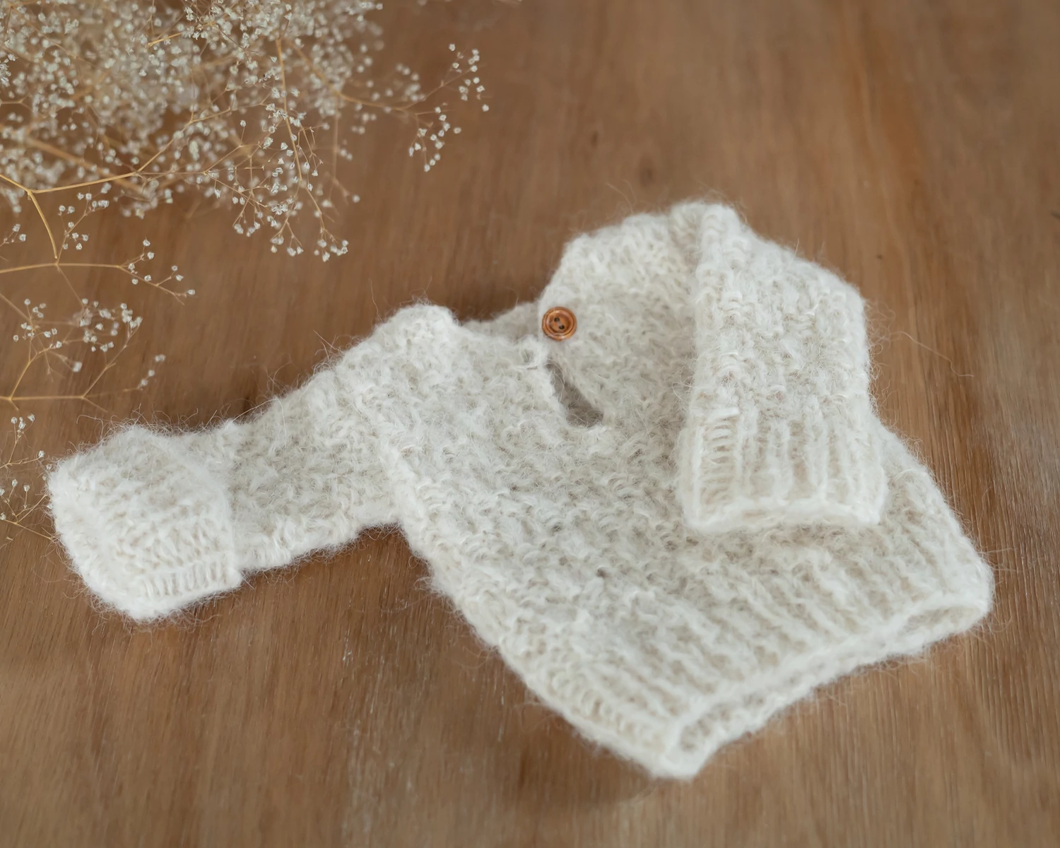 RENDELHETŐ Törtfehér, mohair, kockás kézzel kötött  pulóver