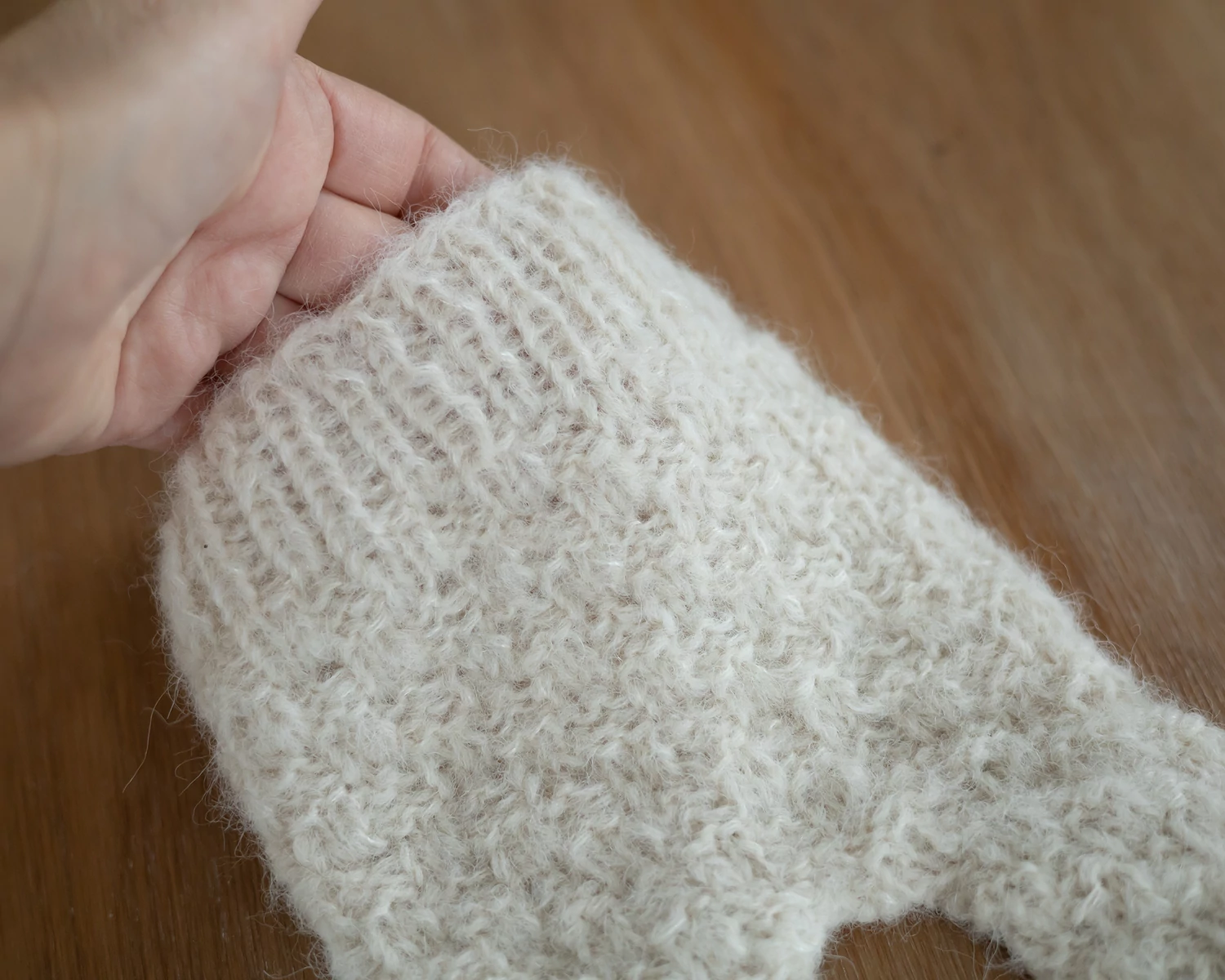 RENDELHETŐ - Törtfehér, mohair, kockás kötött  nadrág