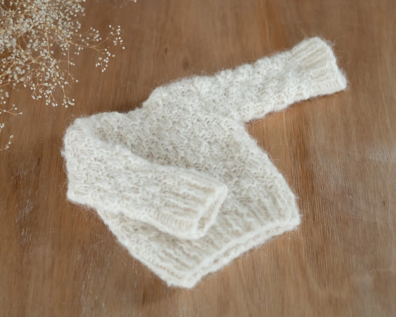 RENDELHETŐ Törtfehér, mohair, kockás kézzel kötött  pulóver