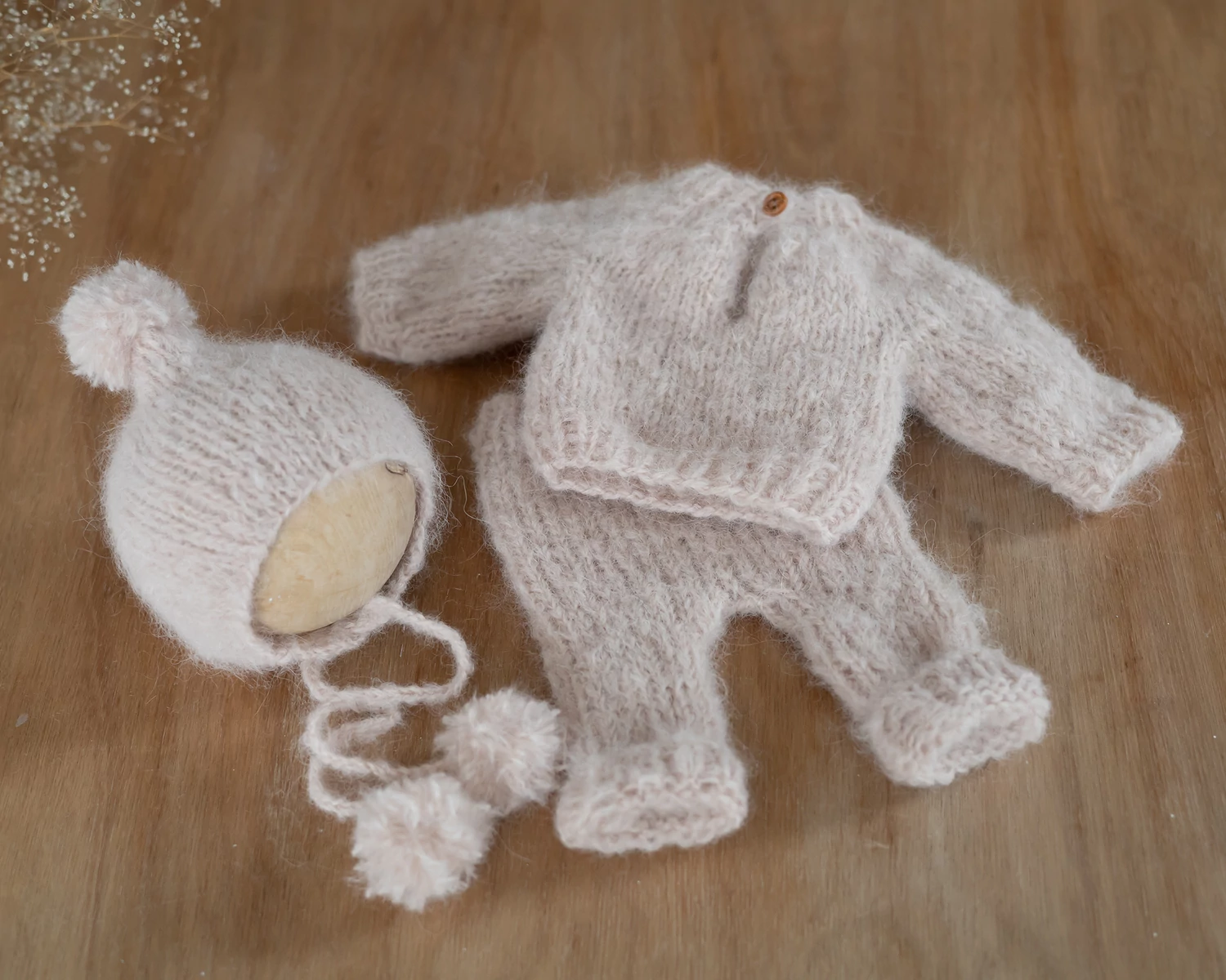 Púder rózsaszín, mohair, kézzel kötött sapka + pulóver + nadrág szett