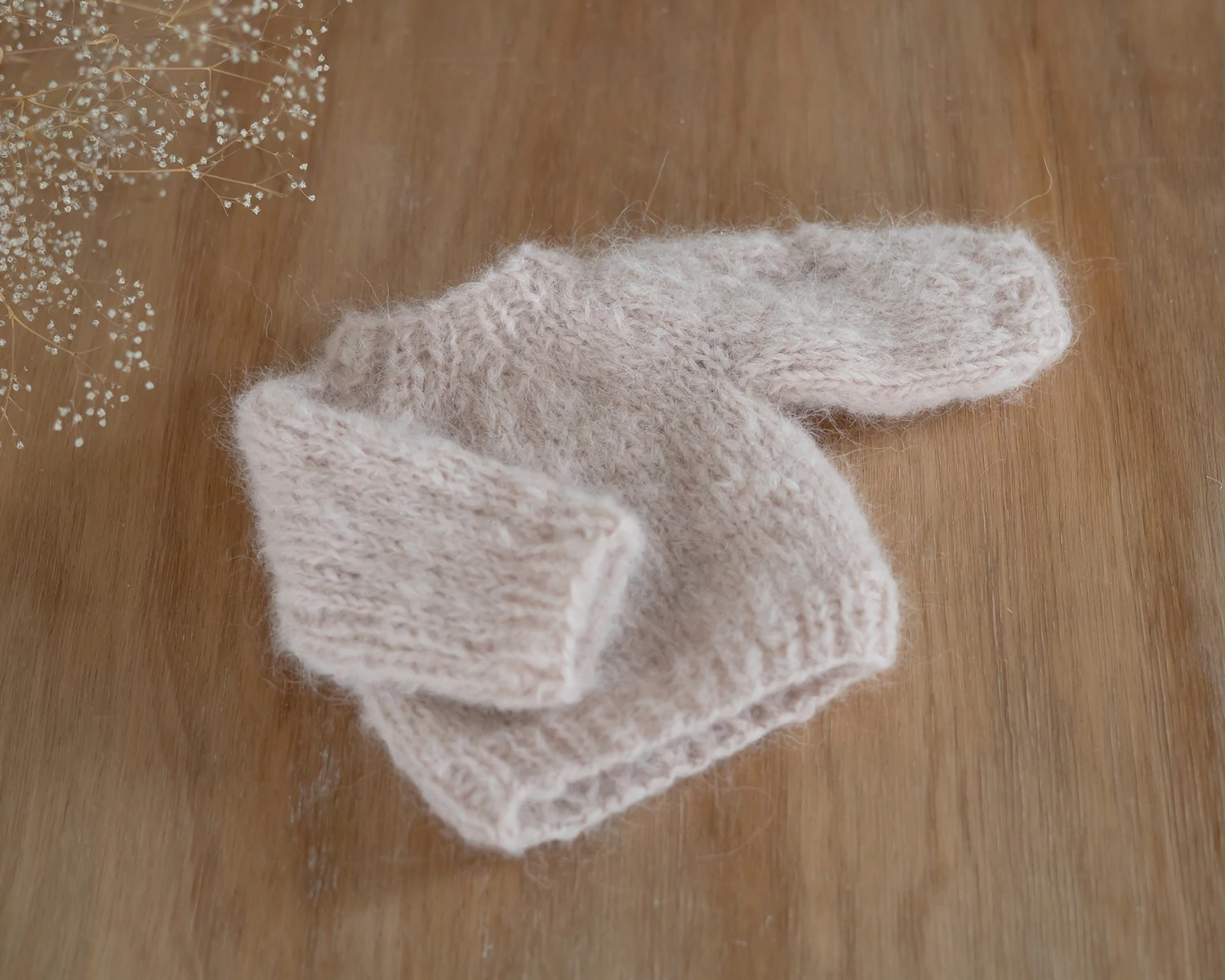 RENDELHETŐ Púder rózsaszín, mohair, kézzel kötött újszülött pulóver