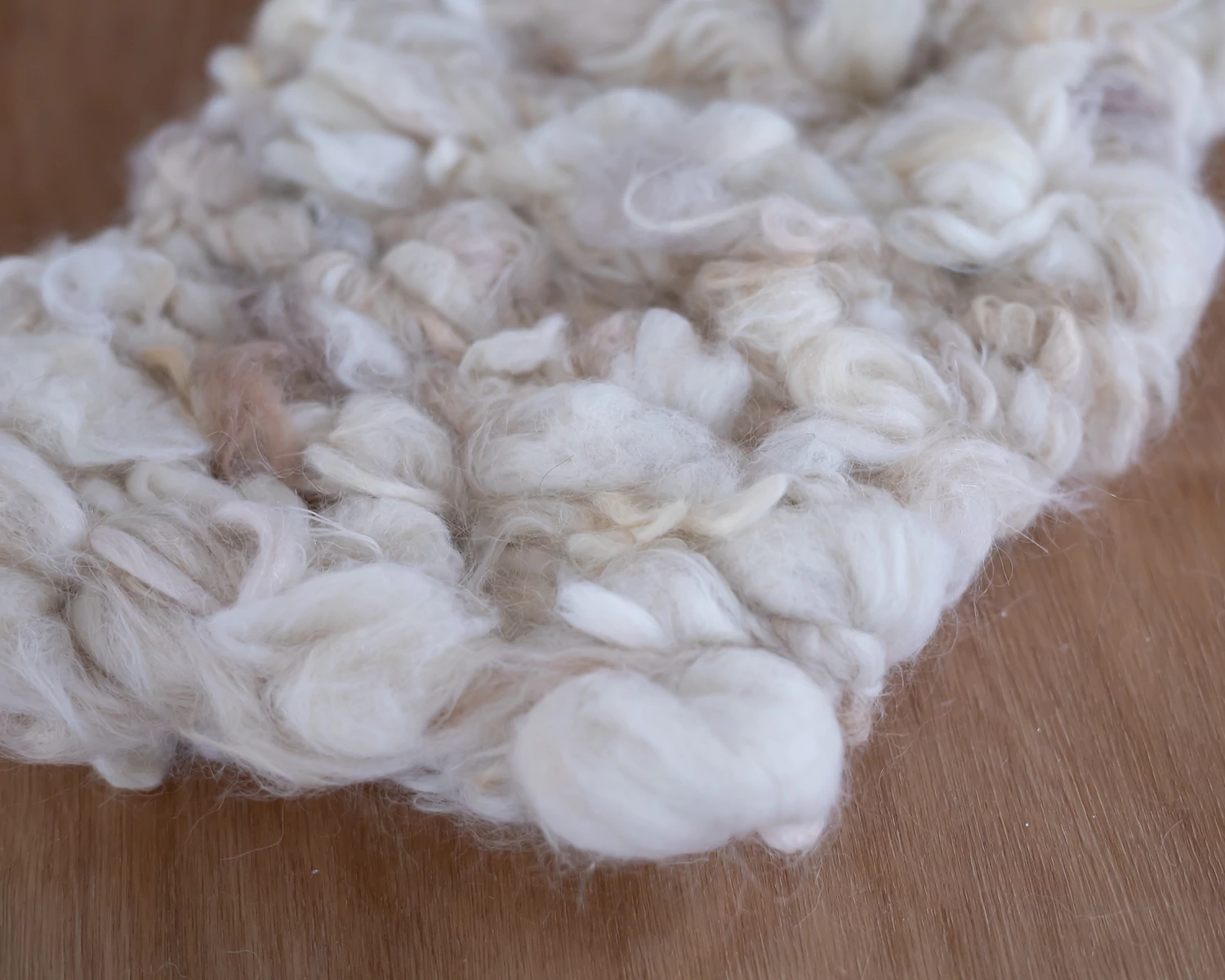 Cream-beige thick rustic mini wool layer 