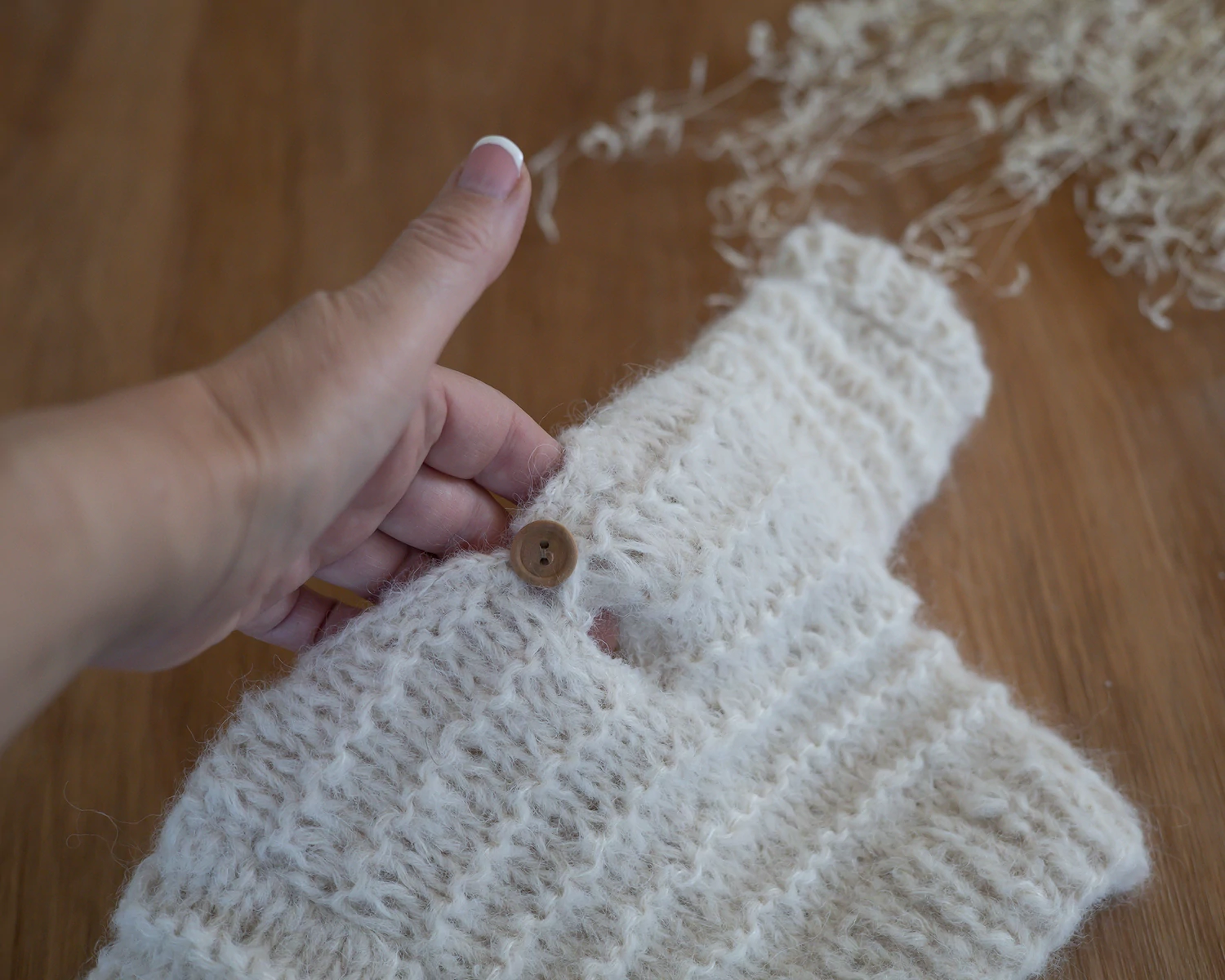 Törtfehér, mohair, kézzel kötött  pulóver és nadrág szett