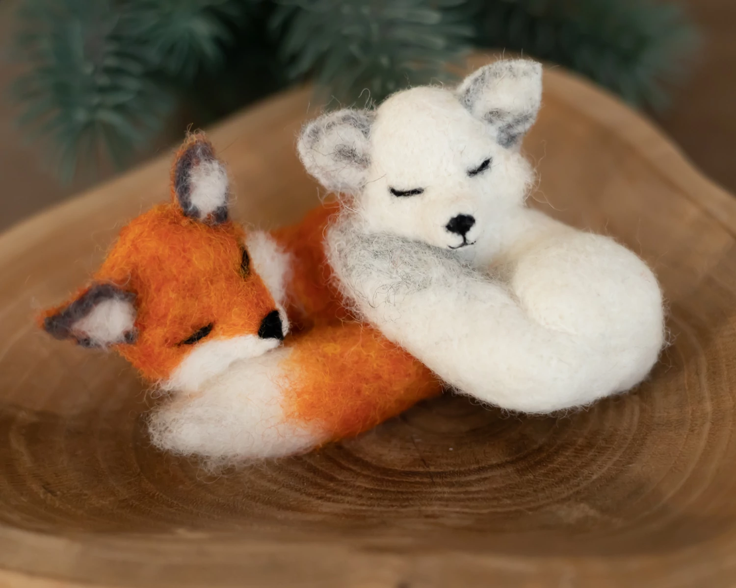 RENDELHETŐ Mini nemez fehér sarki róka figura