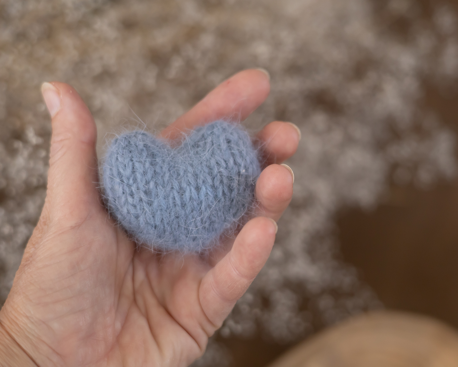 Mini kötött kék szív, angóra fonalból