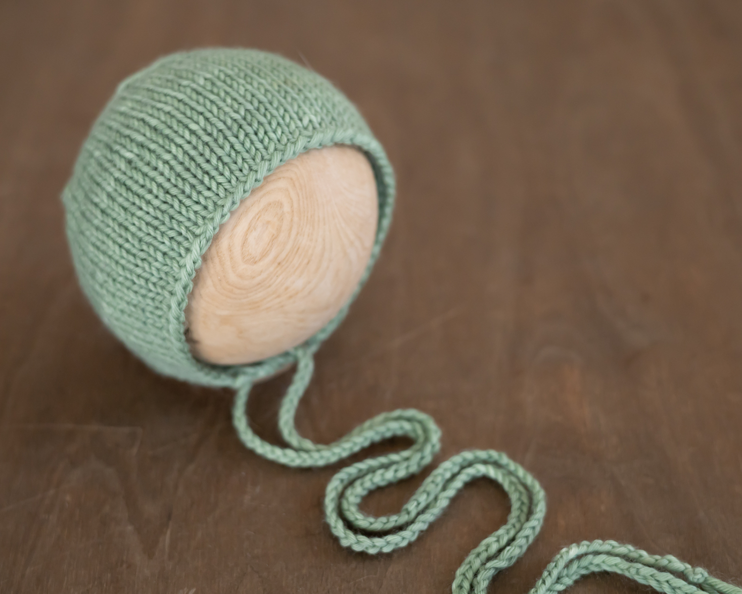 Erdőzöld, kézzel festett újszülött bonnet