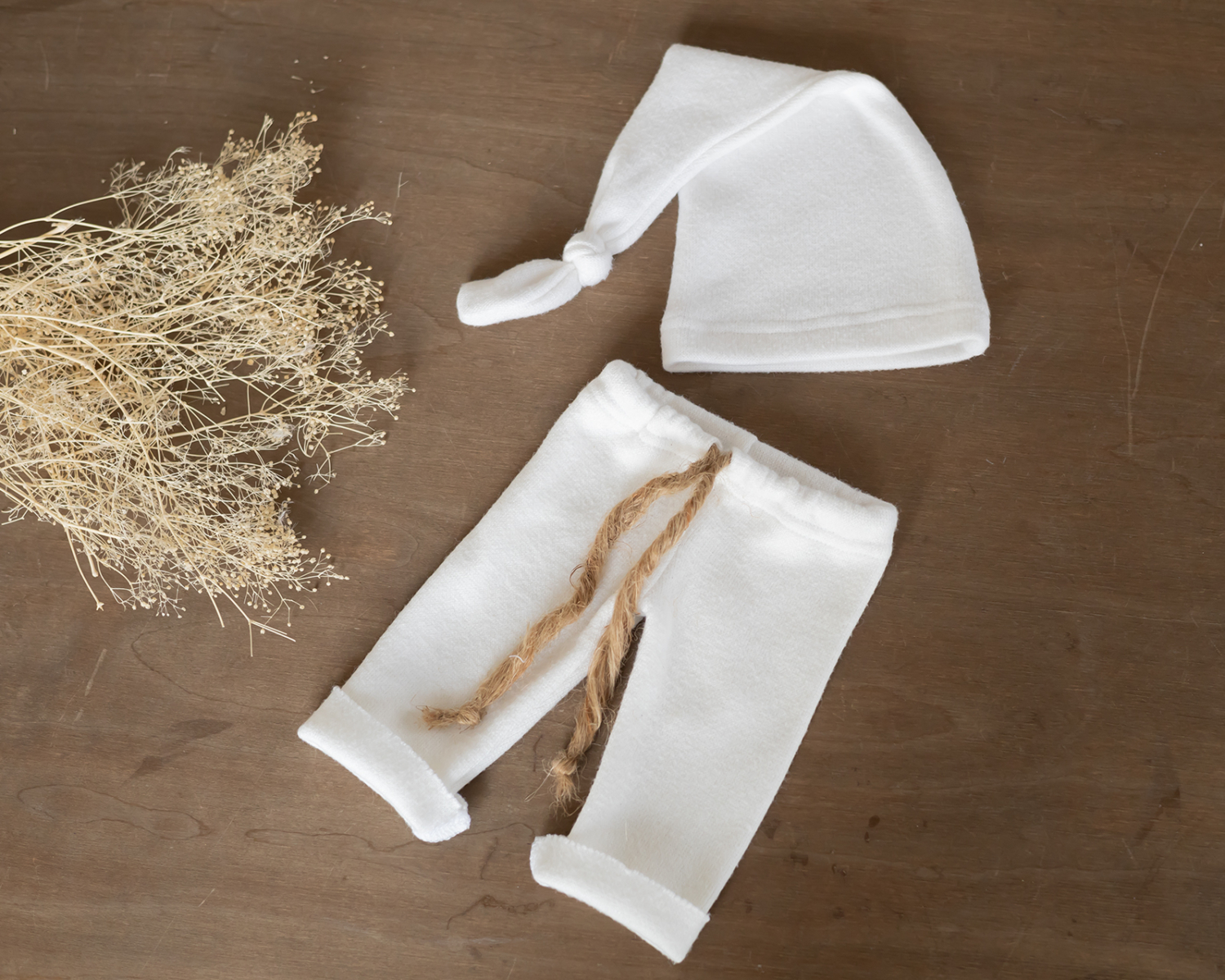 Off White Newborn Set: Pants and Sleepy Hat