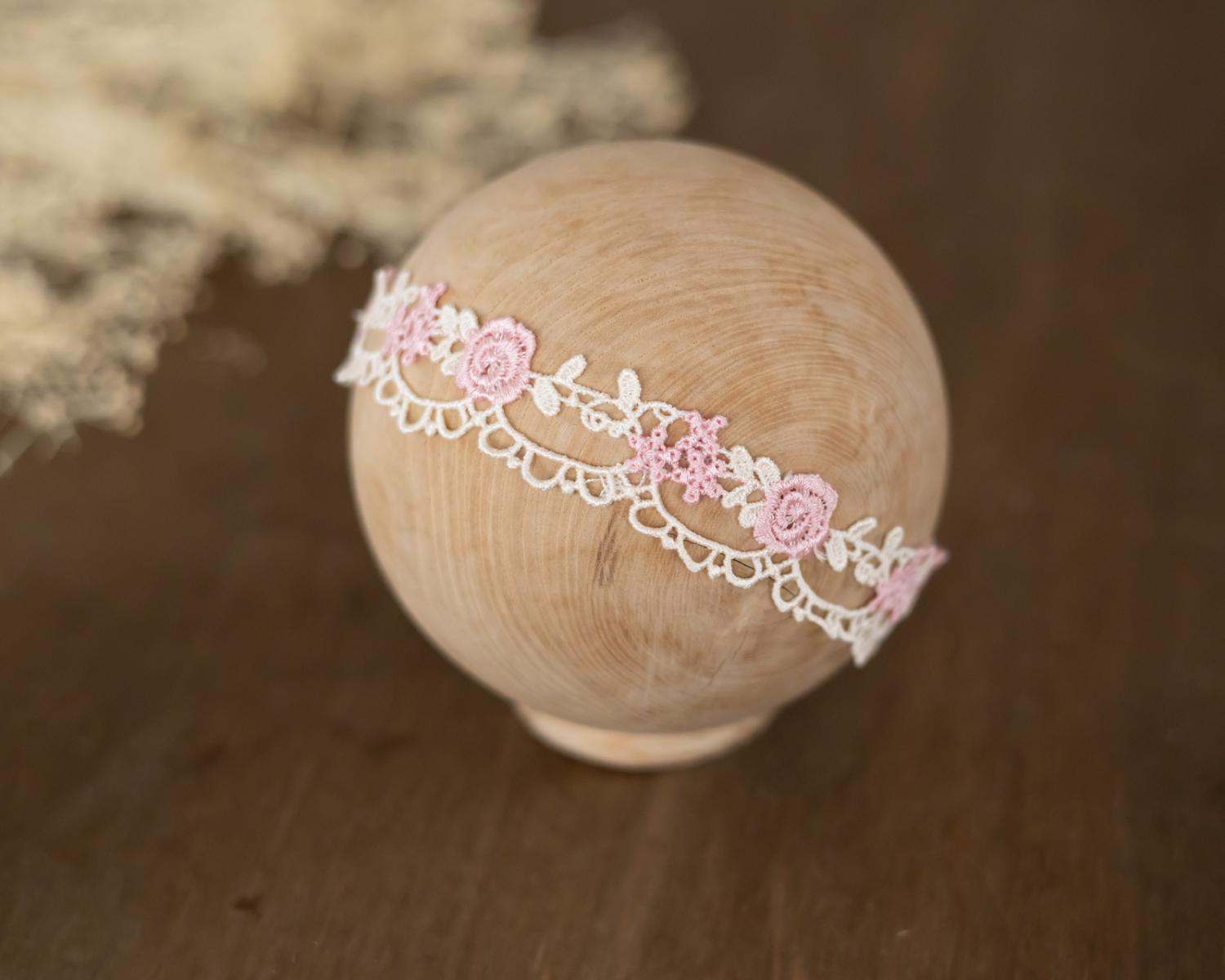 Fehér - rózsaszín virágos csipke fejpánt