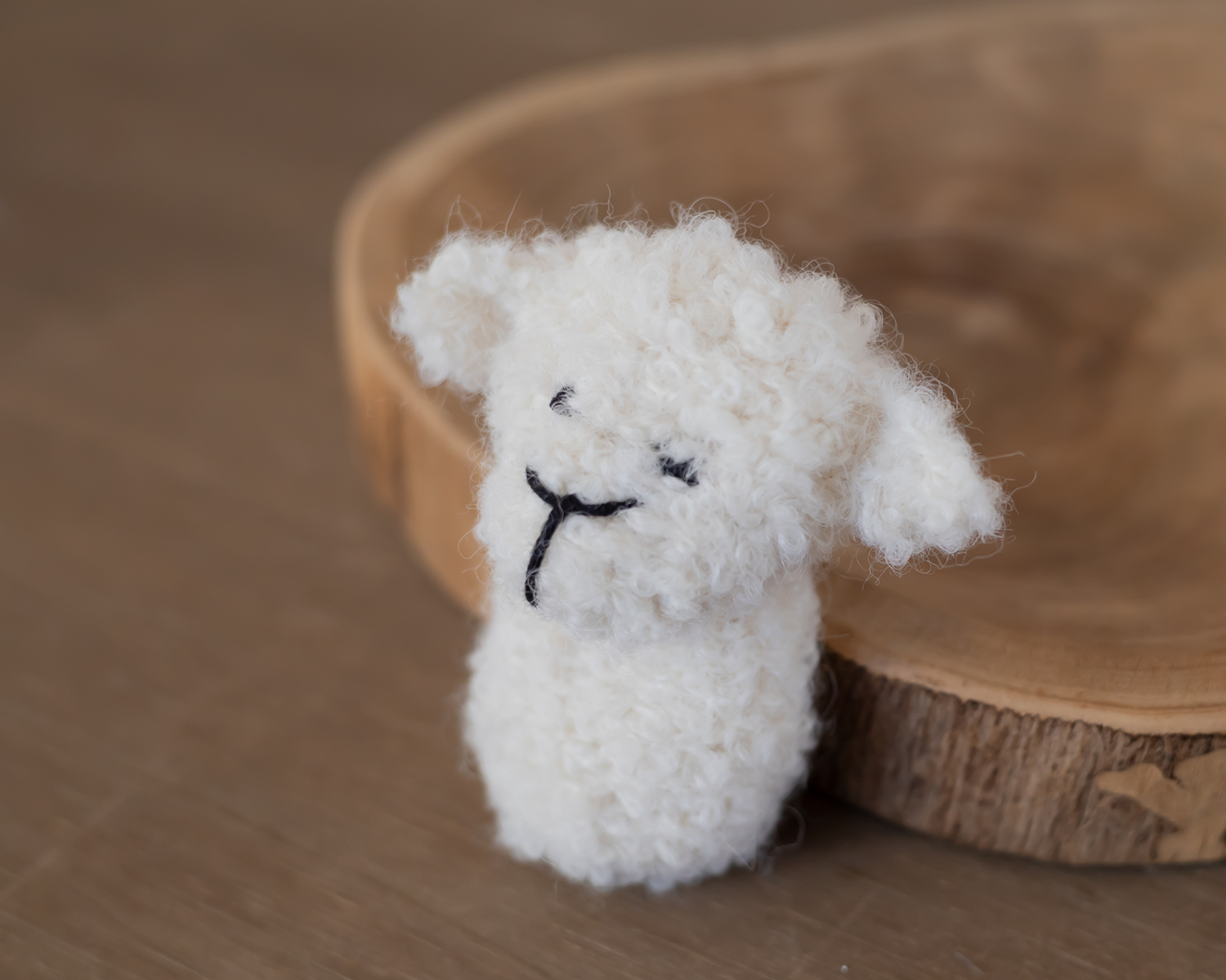 Törtfehér mini kötött bárány