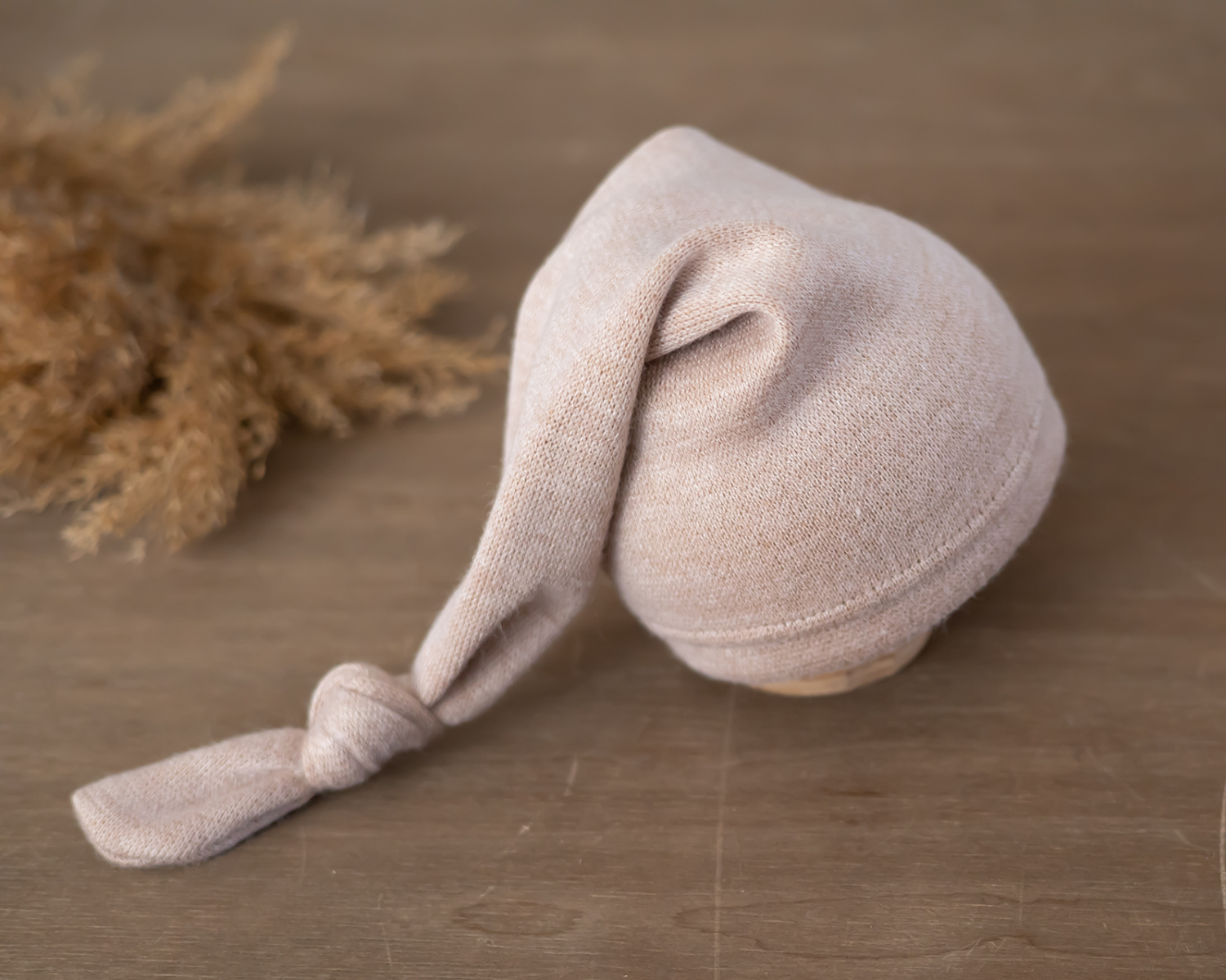 Nude newborn sleepy hat
