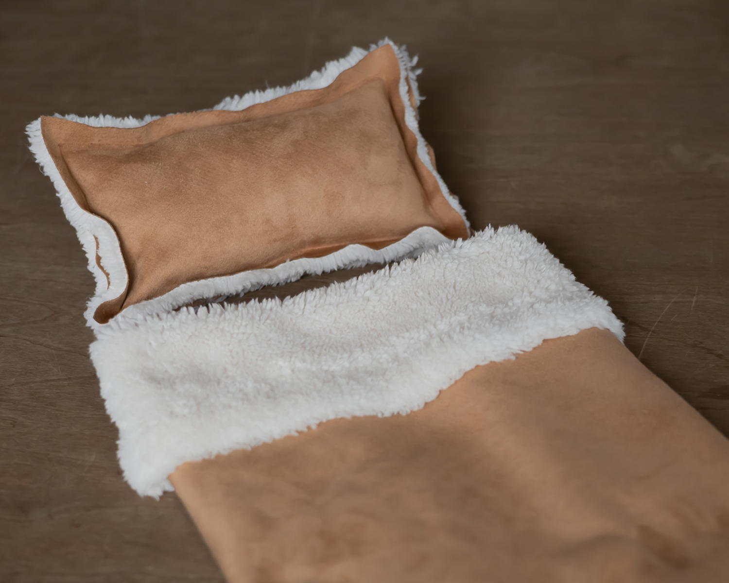 Barna-fehér plüss kétrészes szett: párna és takaró