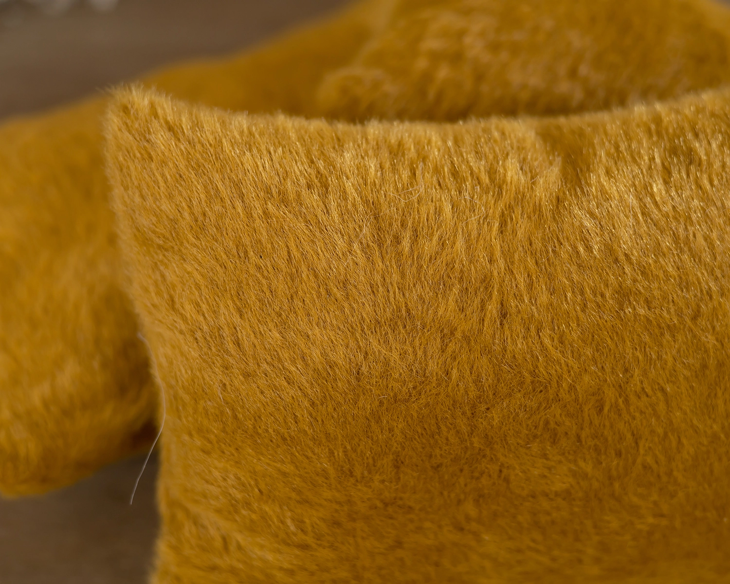 Okker sárga plüss jellegű párna újszülött fotózáshoz