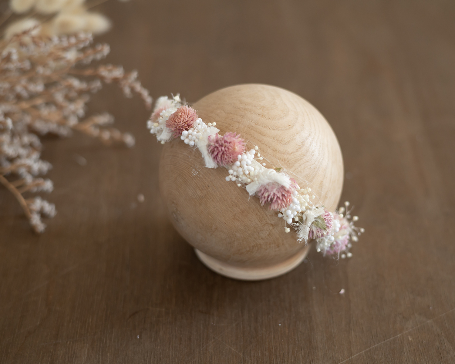 Rózsaszín - törtfehér  száraz virágos, koszorú jellegű újszülött fejpánt