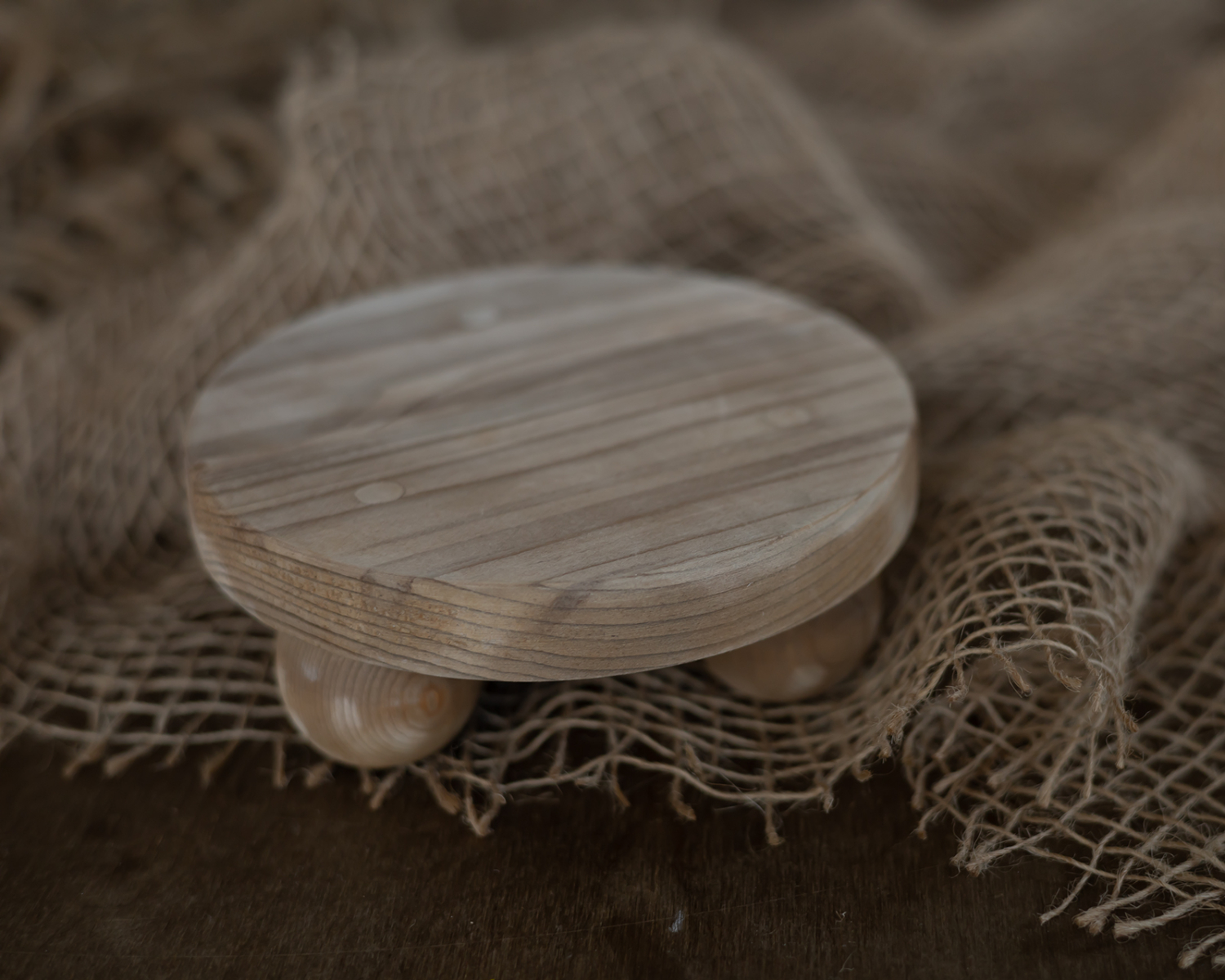 Natúr barna kerek mini fa asztalka újszülött fotózáshoz 