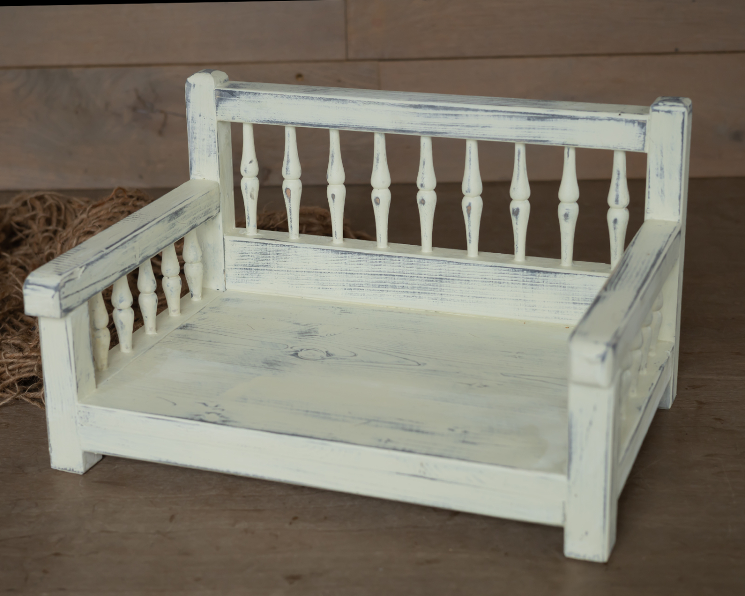 Antikolt fehér fa kanapé újszülött fotózáshoz