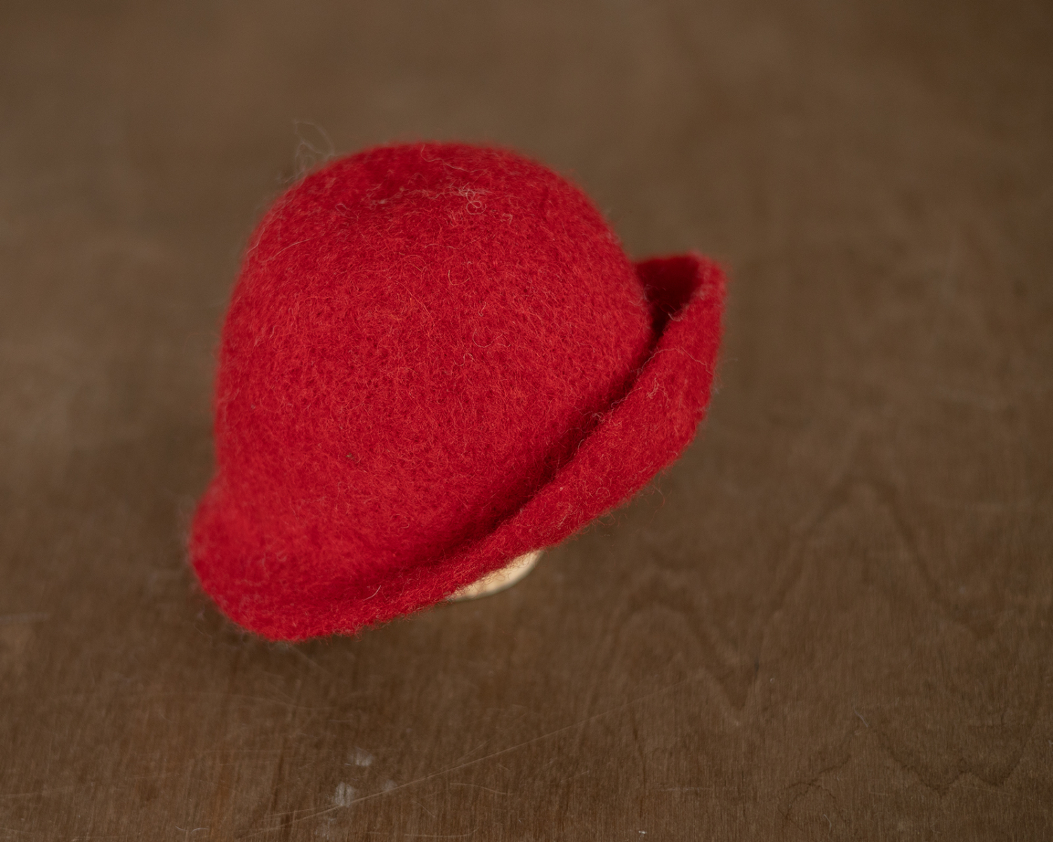 Piros, nemez újszülött kalap