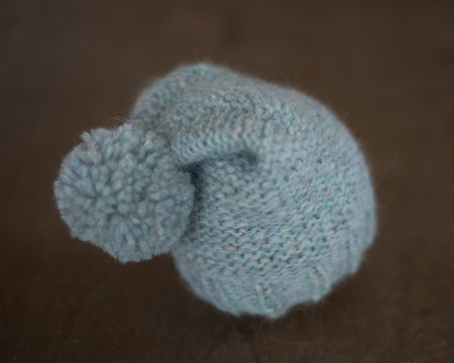 Szivárványos kék, bojtos újszülött manósapka - 2-3 hónapos méret