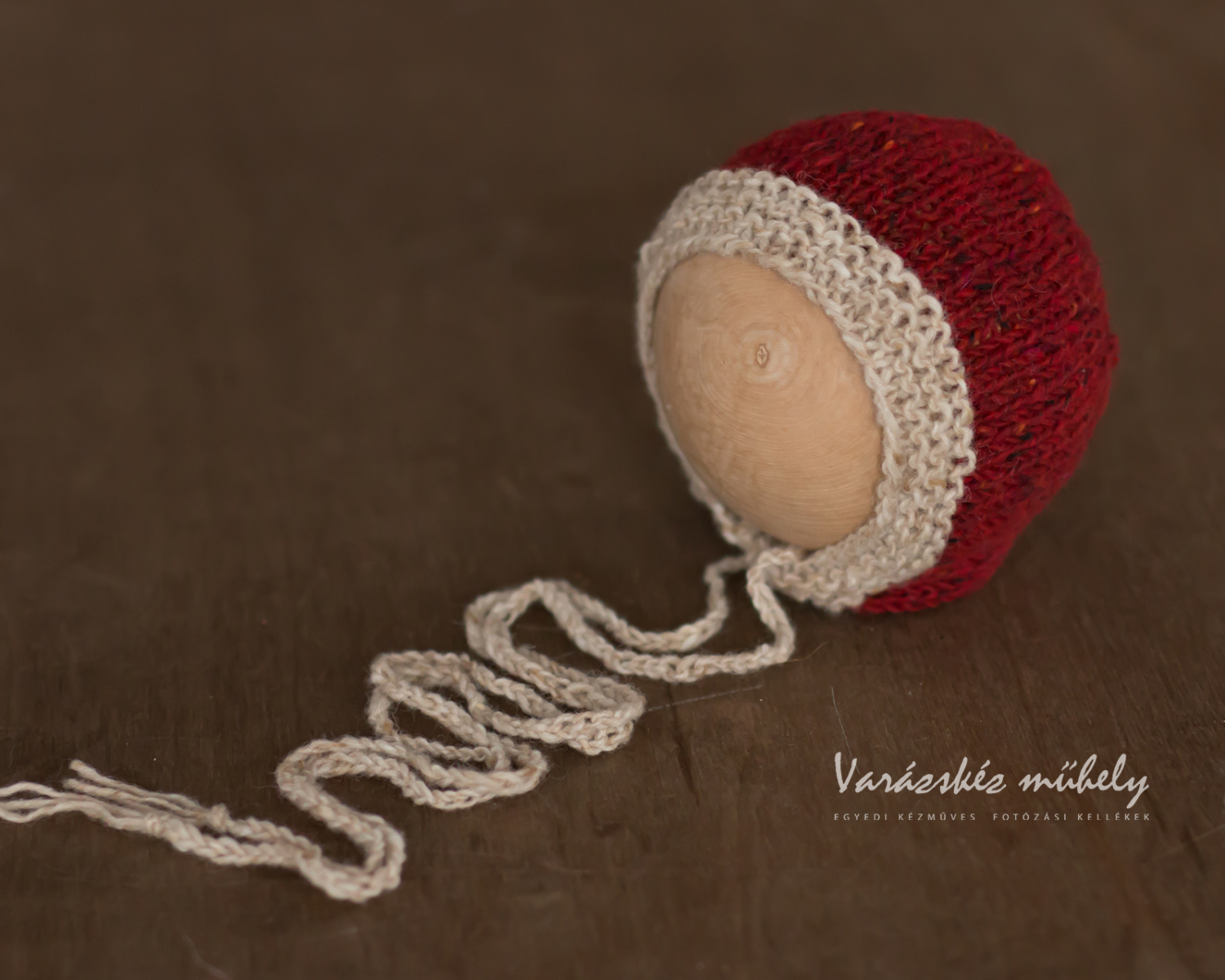 Rusztikus bordó - piros - bézs, újszülött bonnet