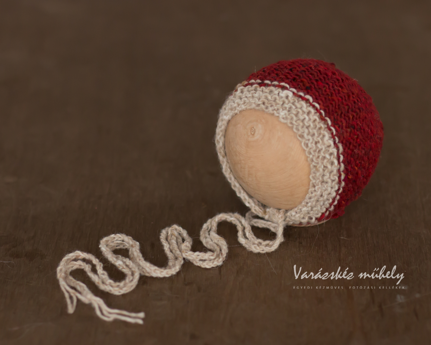 Rusztikus bordó - piros - bézs, újszülött bonnet