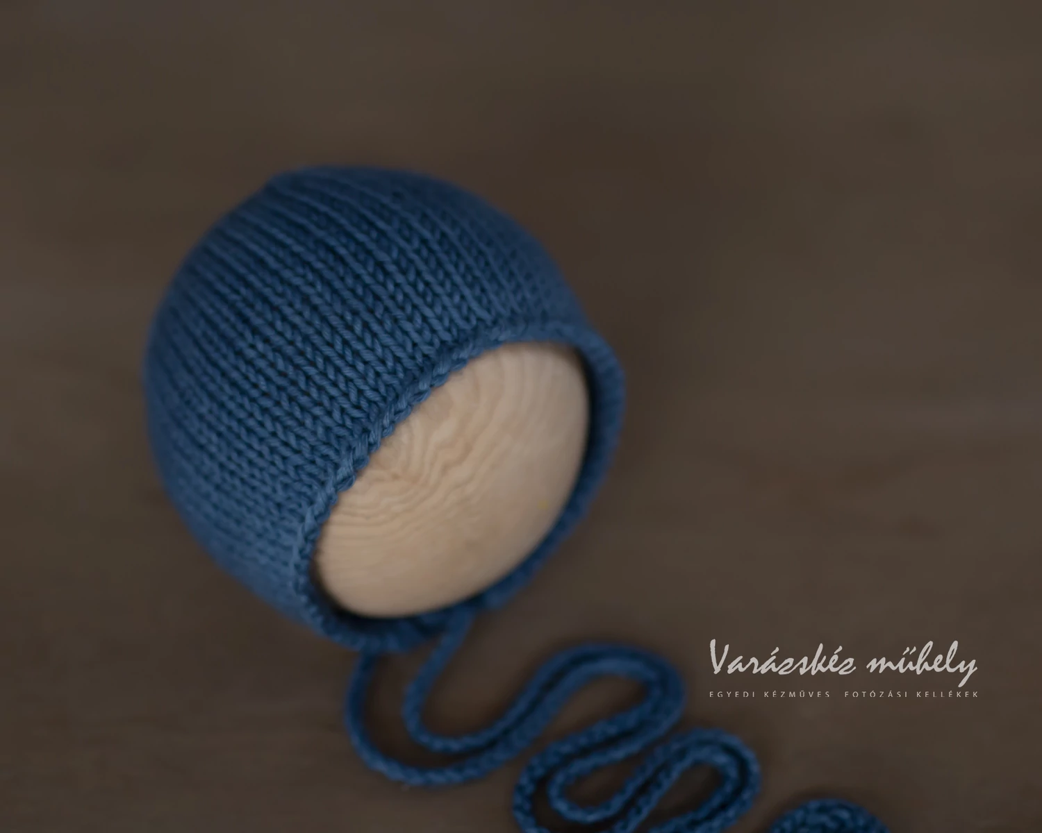 Szürkéskék kék, kézzel festett újszülött bonnet