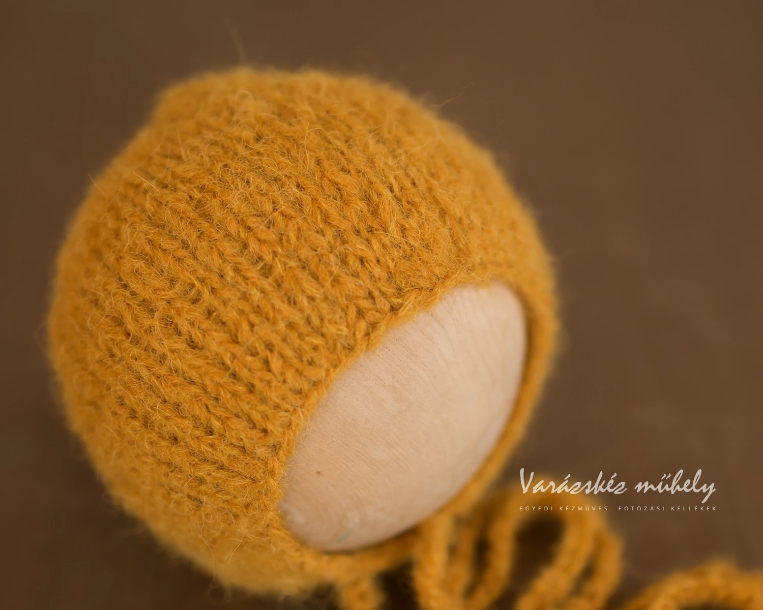 Okker színű, mohair, újszülött bonnet