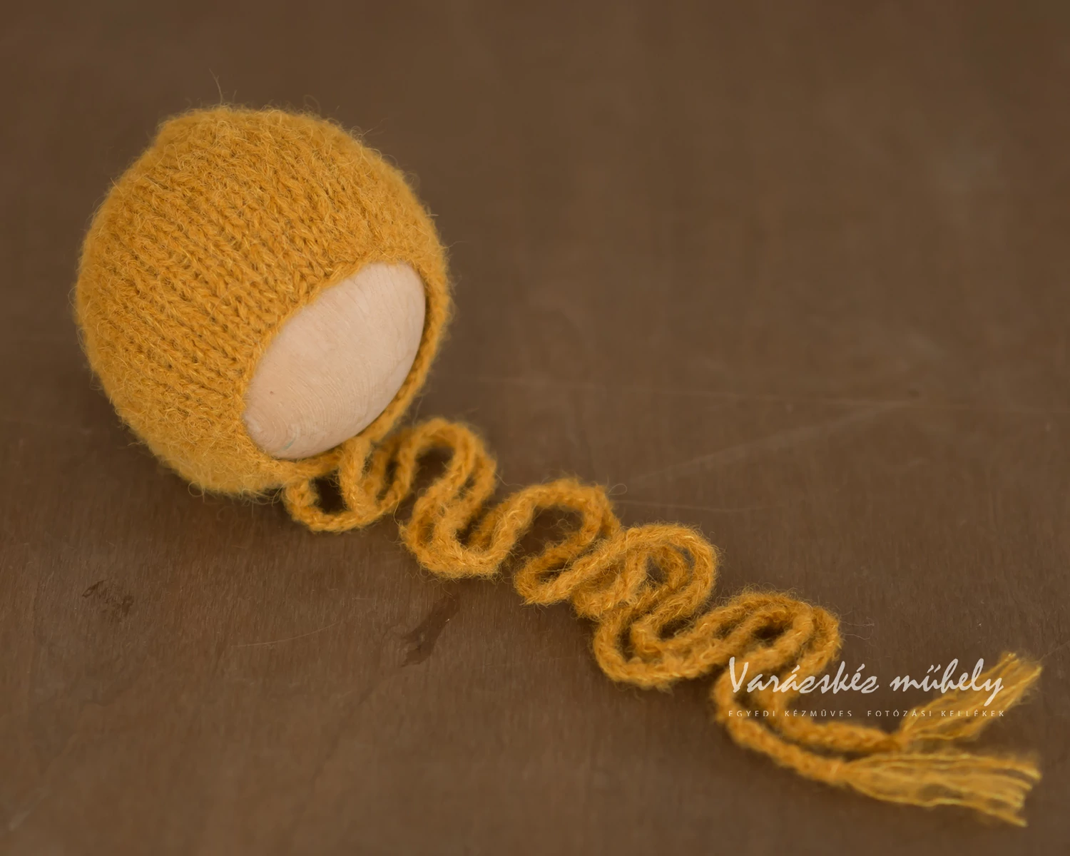 Okker színű, mohair, újszülött bonnet