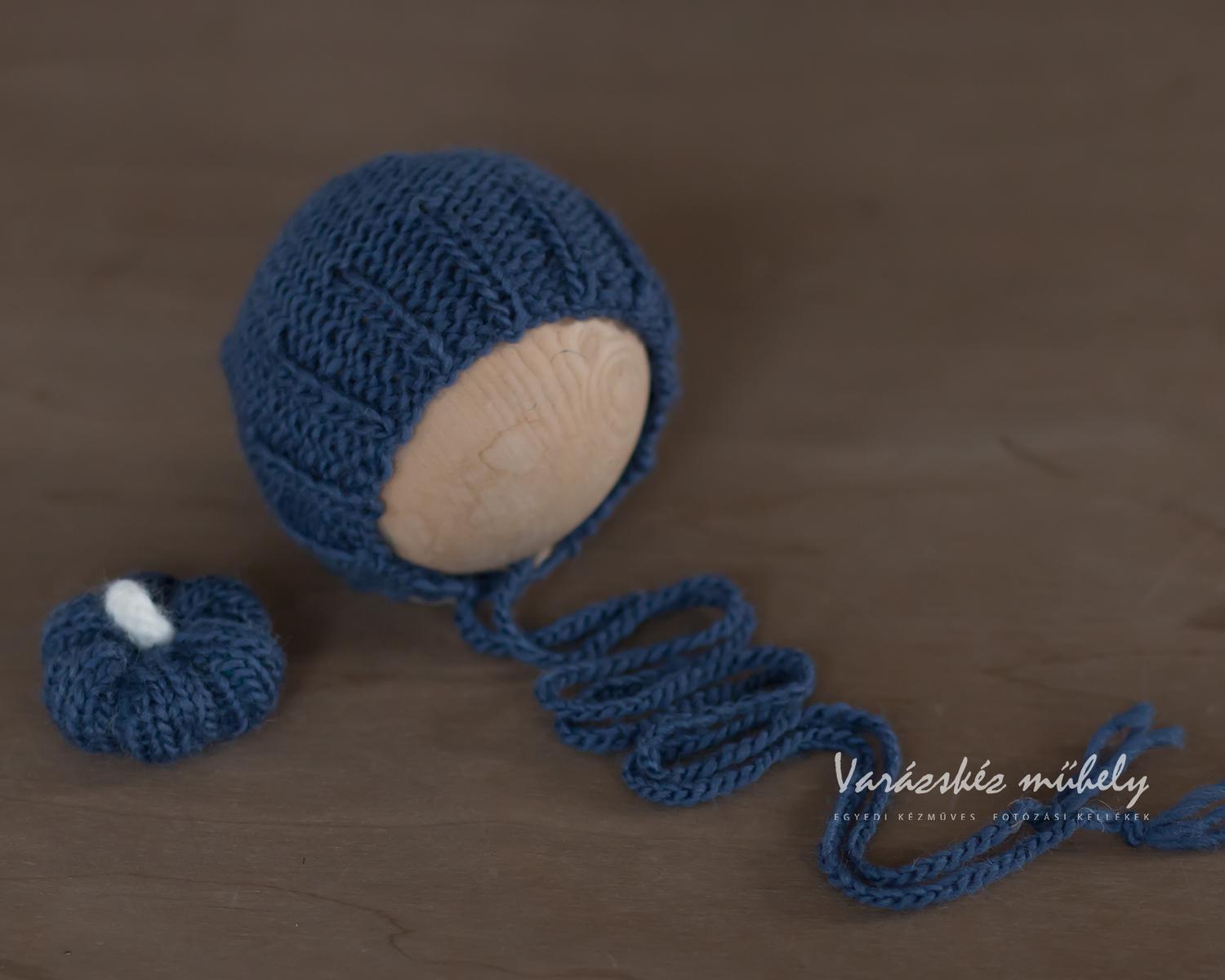 Acélkék kötött bonnet és tök szettben