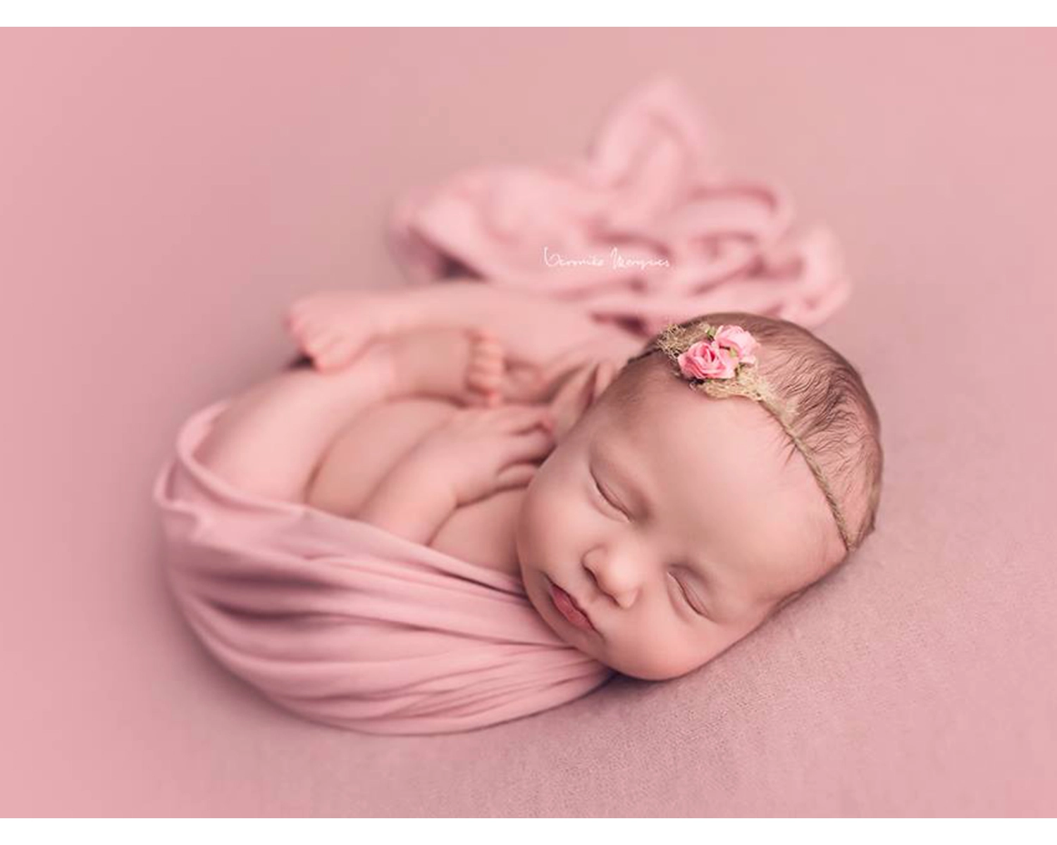 Rózsaszín, virágos újszülött fejpánt 