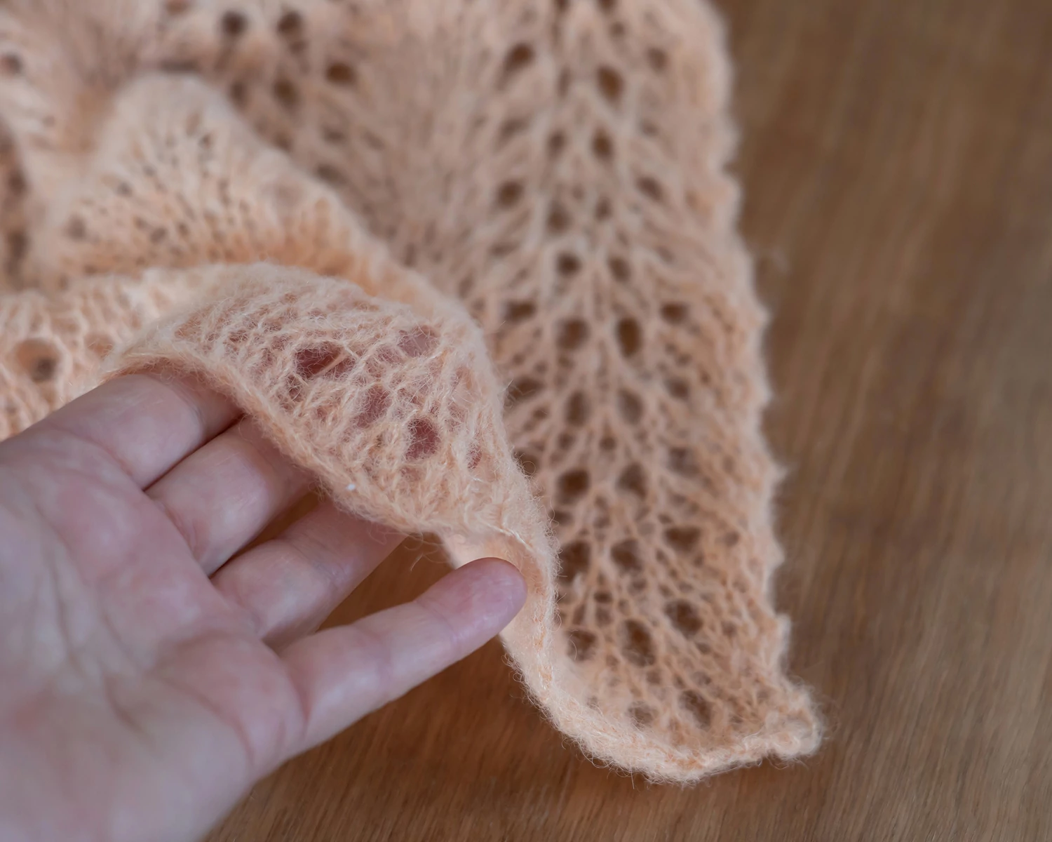 Kétrészes sötét barack szett: csipke takarró és újszülött bonnet