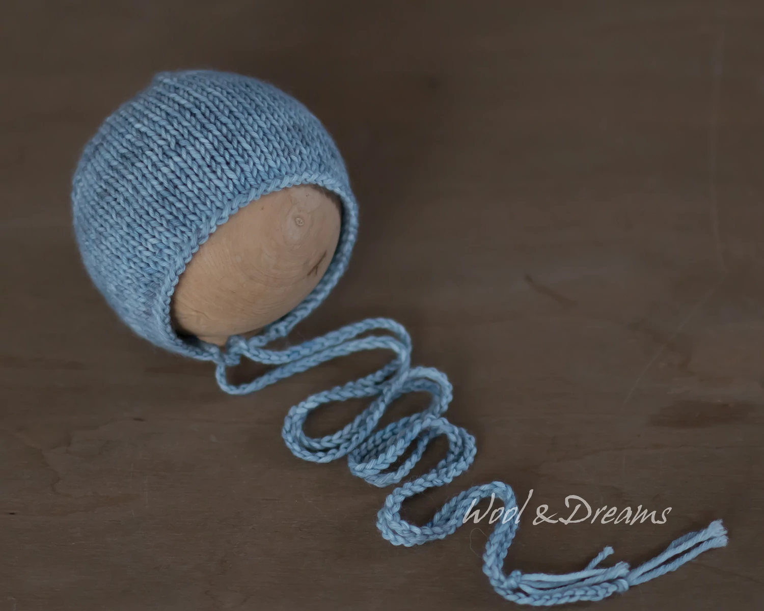 Szürkéskék kék, kézzel festett újszülött bonnet