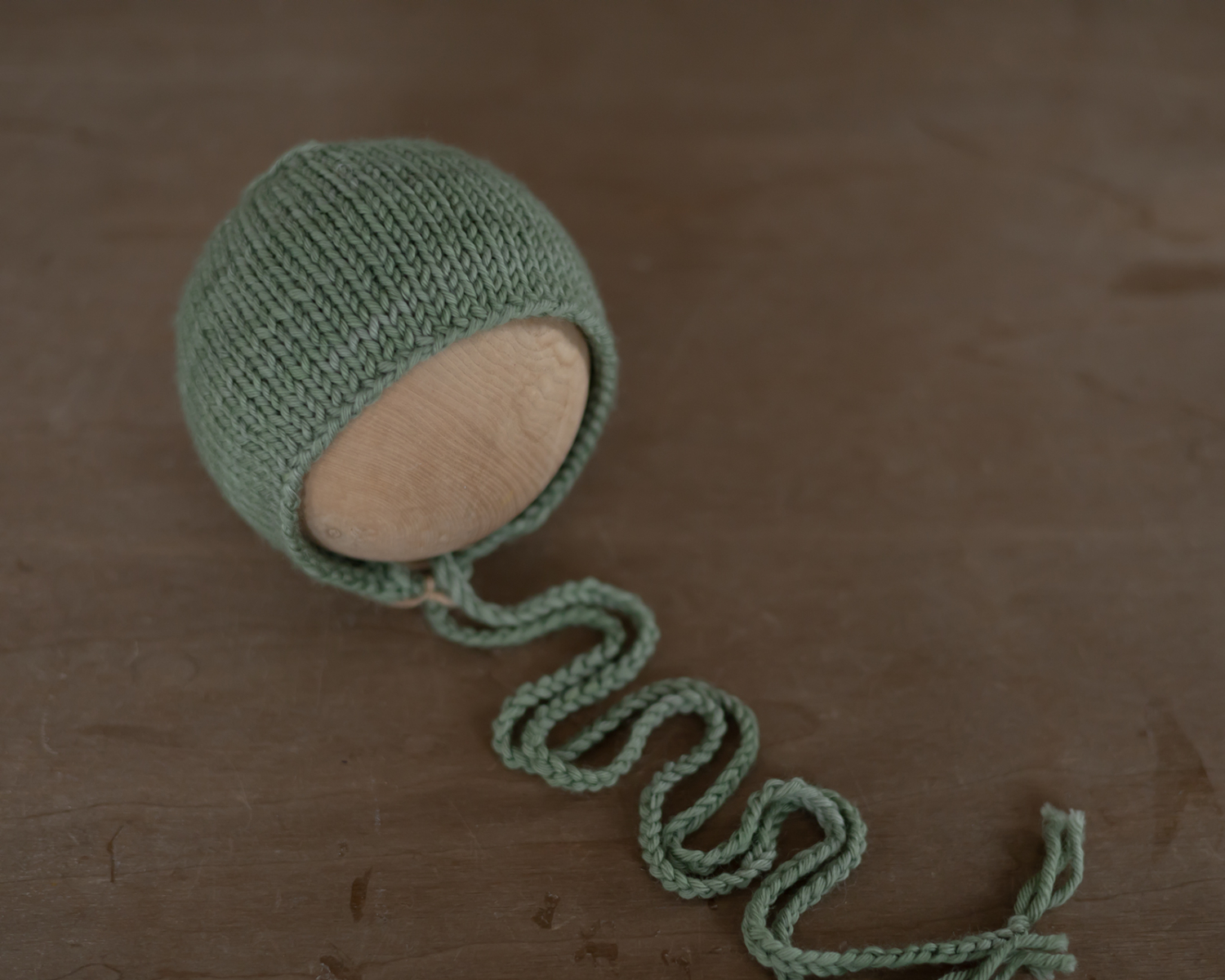 Erdőzöld, kézzel festett újszülött bonnet