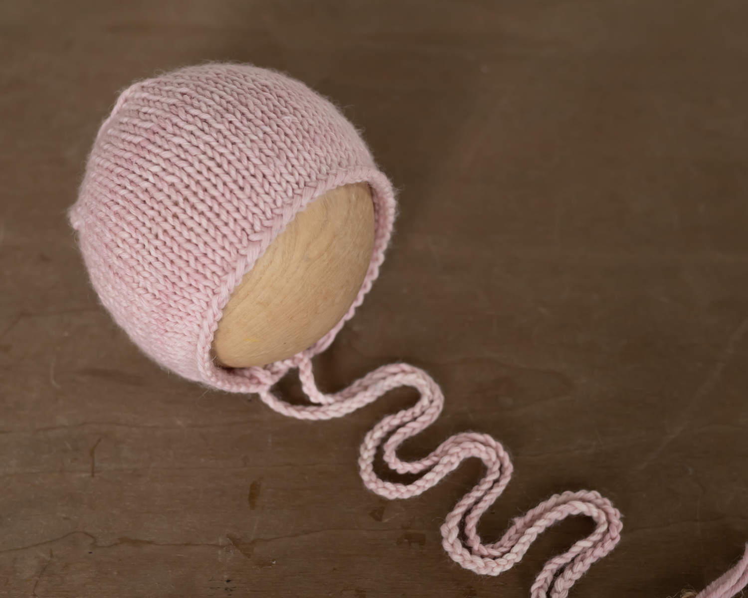Világos rózsaszín, kézzel festett újszülött bonnet