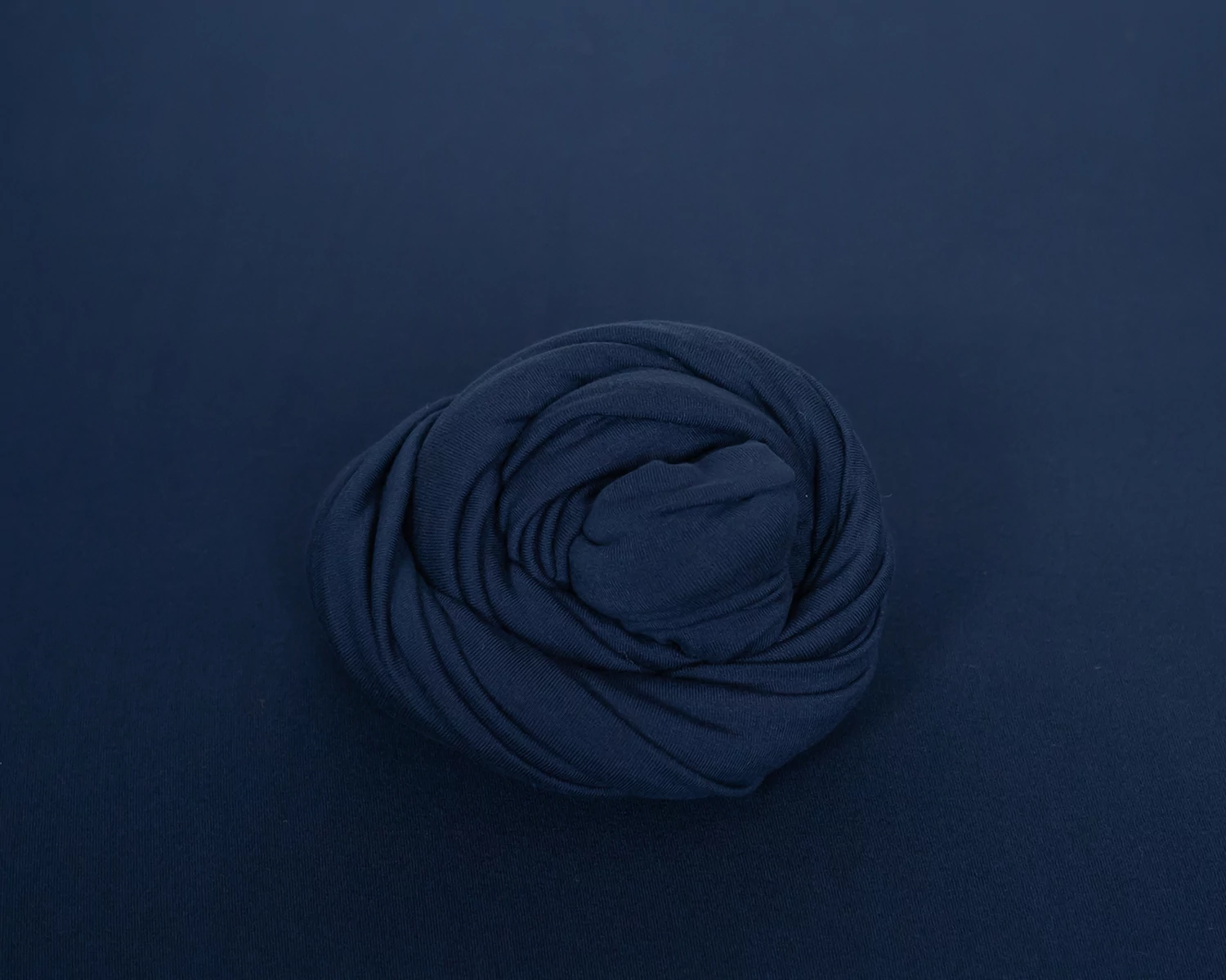 Mélykék, vékony babzsák takaró újszülött fotózáshoz