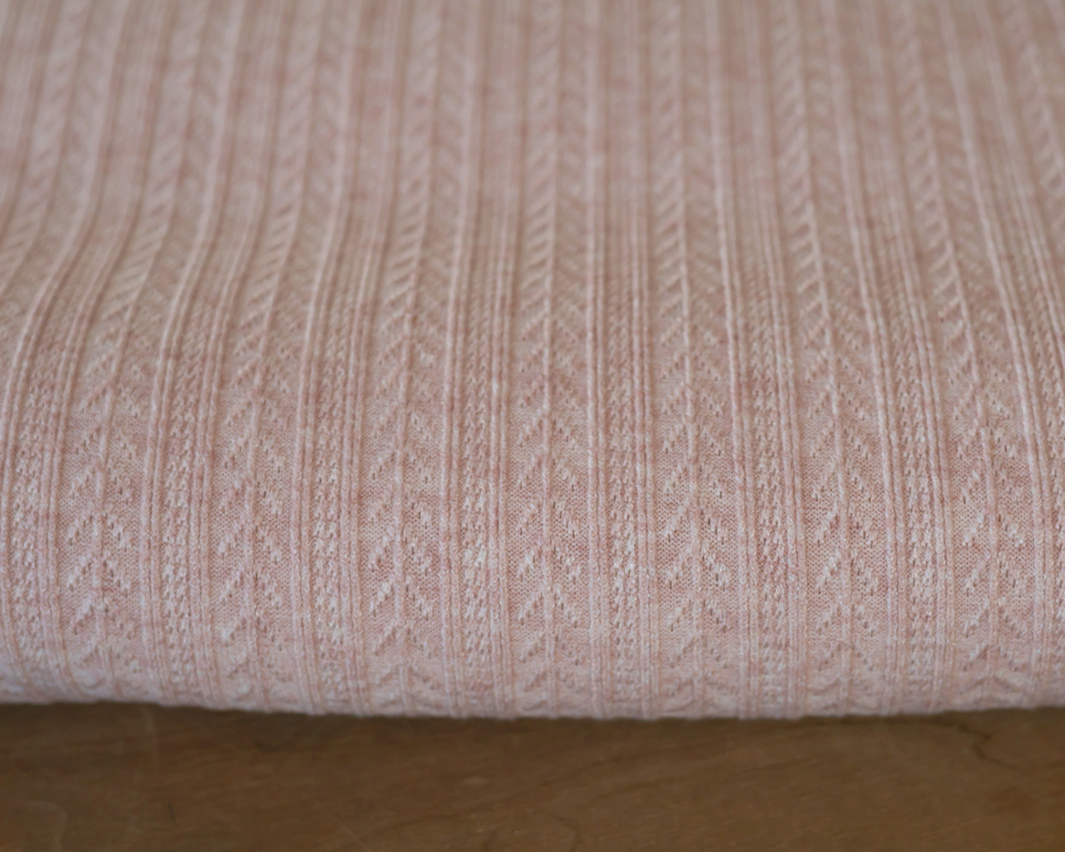 Rózsaszín, halszálka mintás, kötött középvastag babzsák takaró